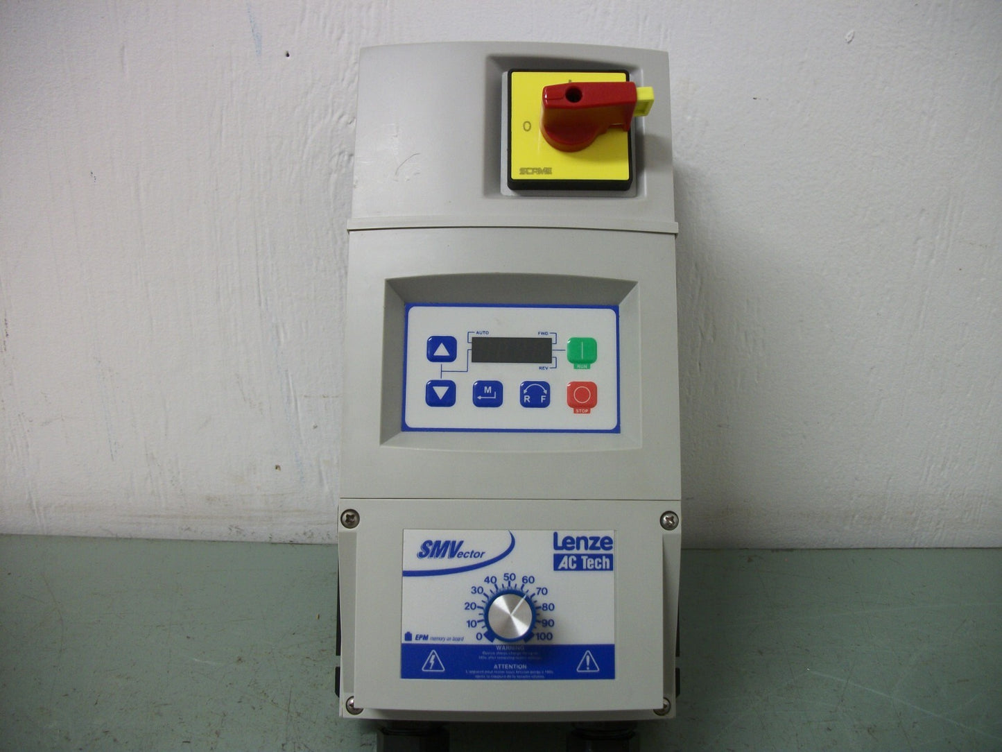 LENZE AC TECH 0.5HP FREQUENCY INVERTER DRIVE ESV371N01SMC 230VOLT 2.4AMP