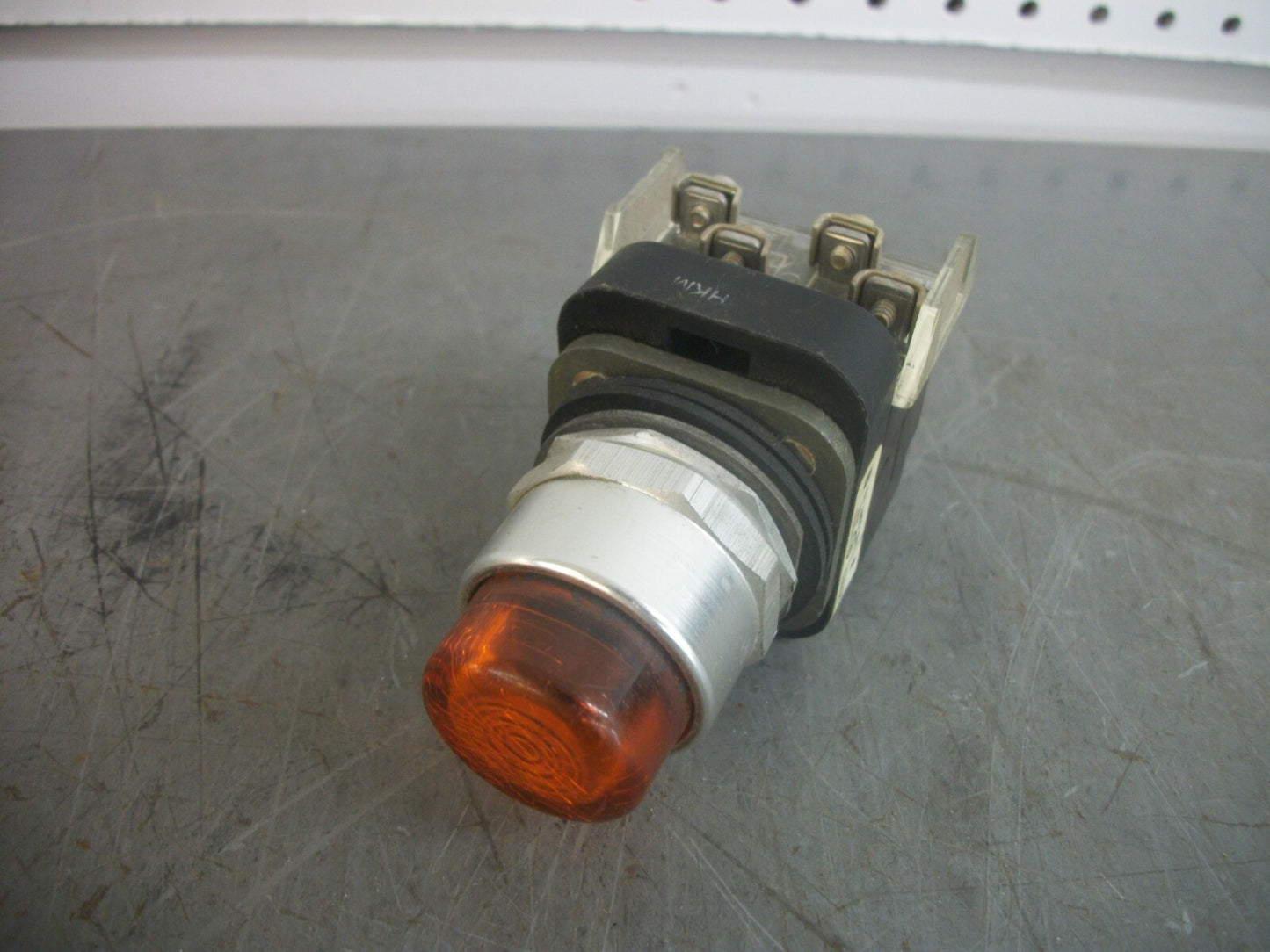 ALLEN-BRADLEY AMBER ILLUMINATED MOMENTARY PUSHBUTTON 800T-PA16 120VOLT