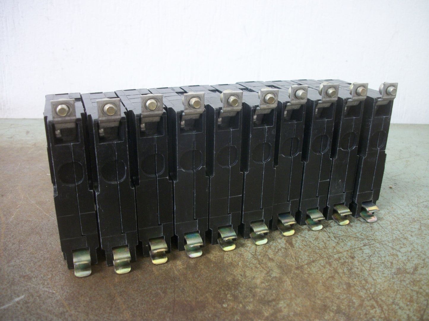 SQUARE D LOT OF 20 QOB CIRCUIT BREAKERS QOB120 20AMP 240VOLT 1POLE 10kA