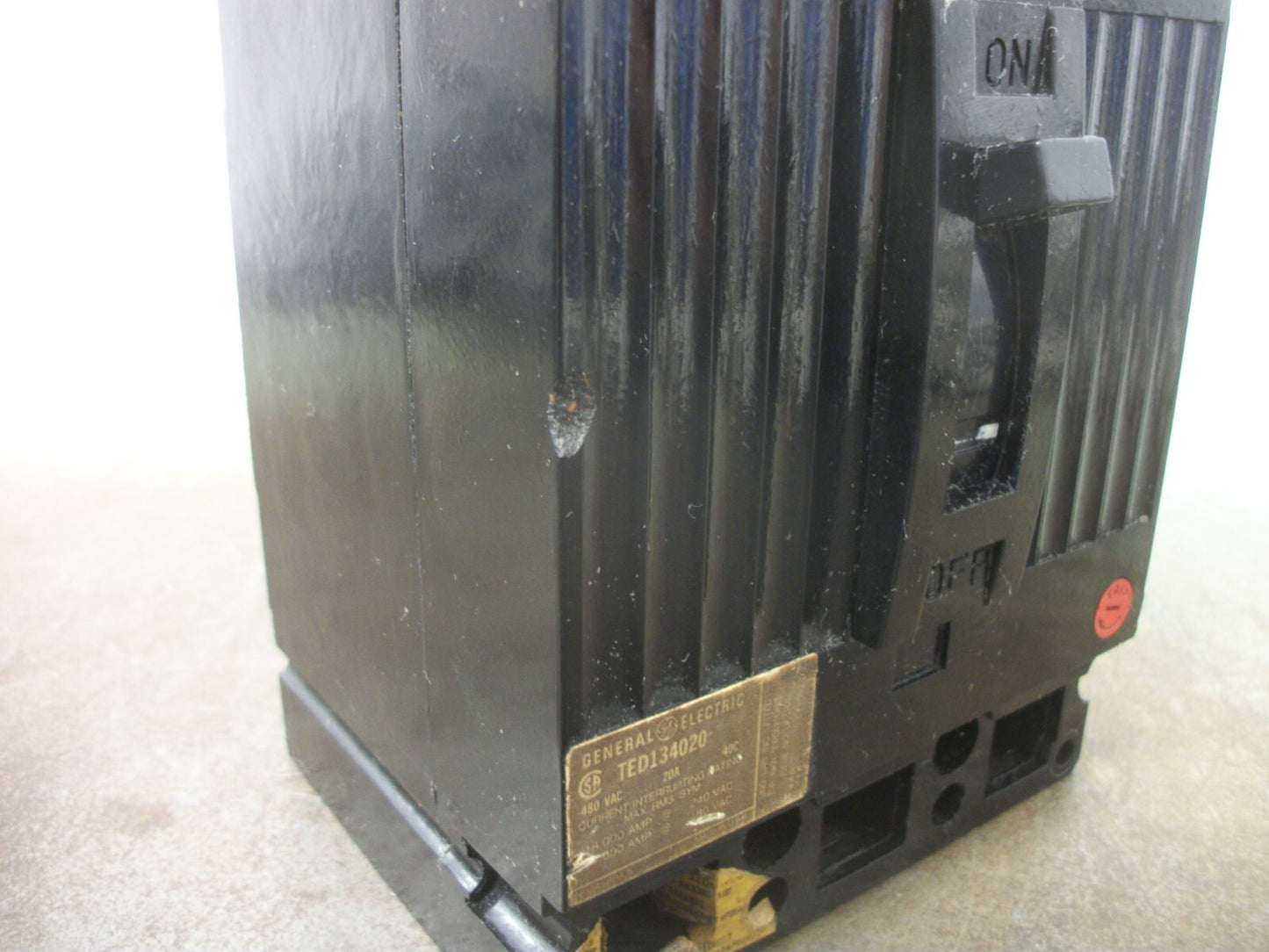 GE TED CIRCUIT BREAKER TED134020 20AMP 480VOLT 3POLE BLACK CHIPPED