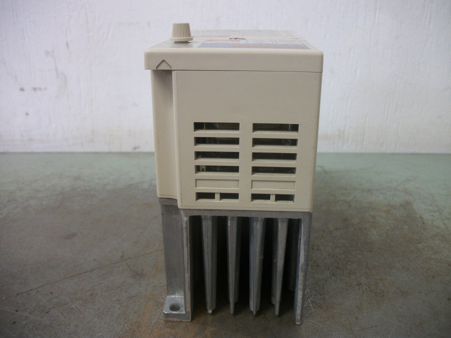 YASKAWA VS MINI V7 0.75KW INVERTER DRIVE CIMR-V7AA20P7 230VOLT 3PH