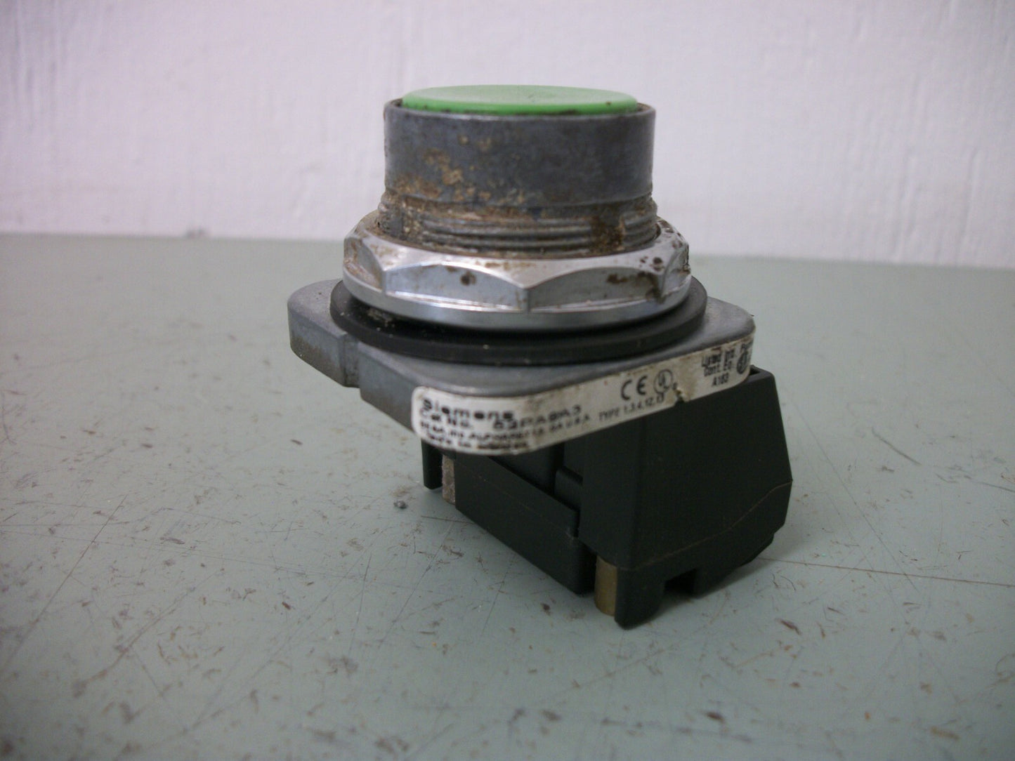 SIEMENS GREEN FLUSH MOMENTARY PUSHBUTTON 52PA8A3