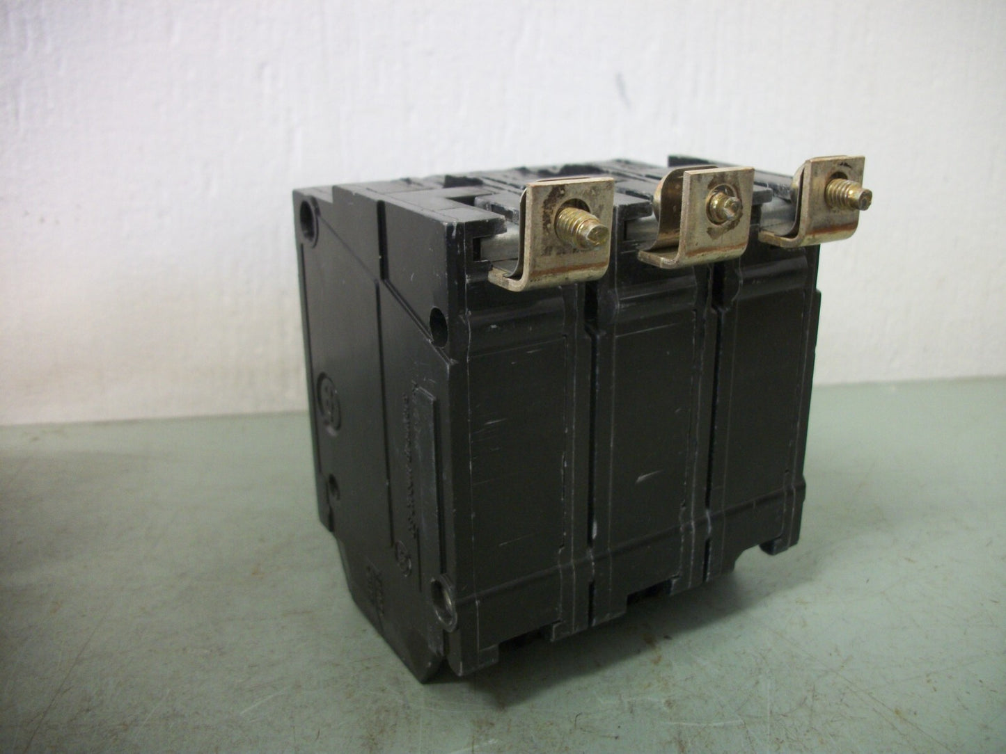 GE THQB CIRCUIT BREAKER THQB32060 60AMP 240VOLT 3POLE