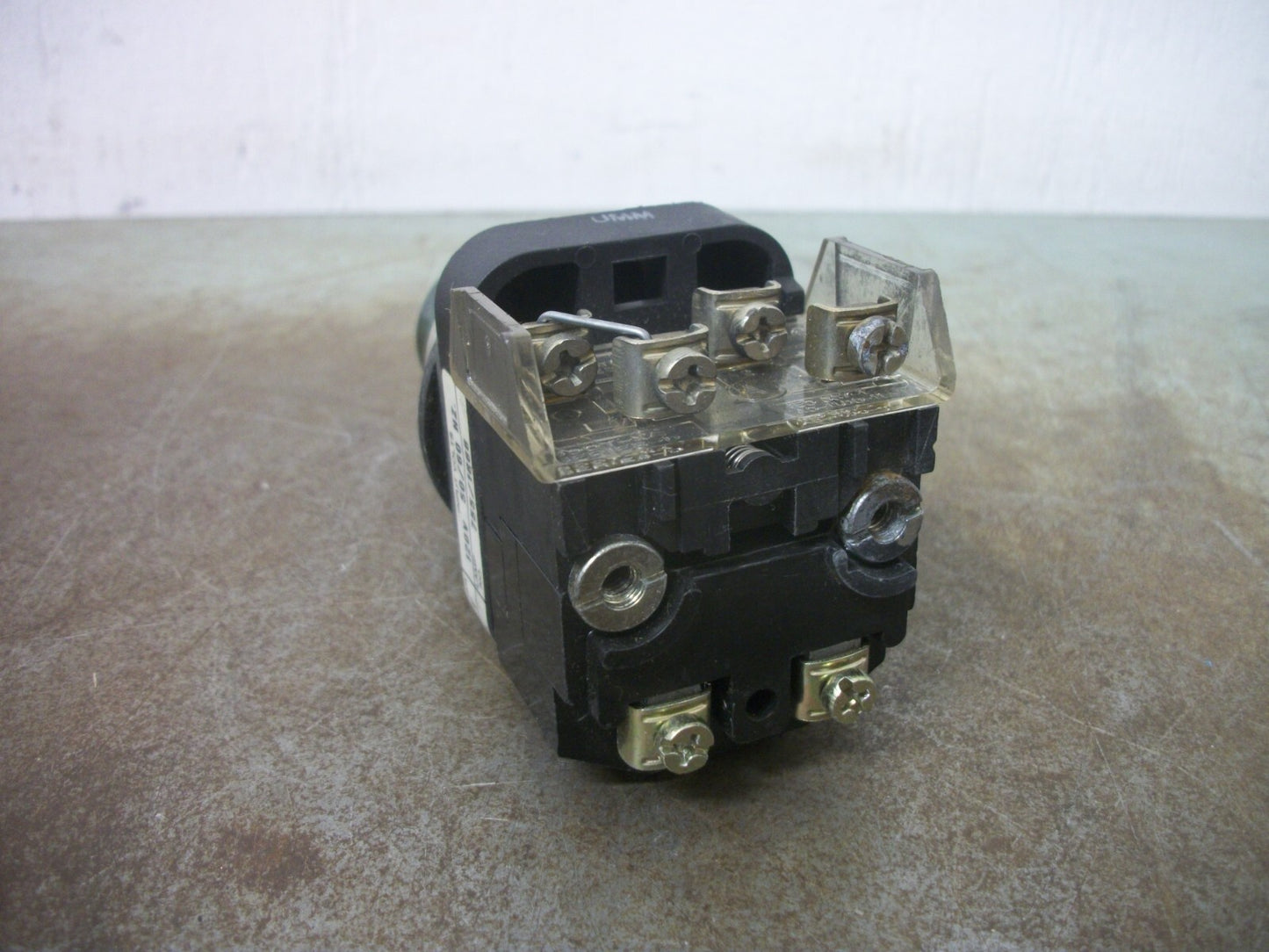 ALLEN-BRADLEY GREEN ILLUMINATED MOMENTARY PUSHBUTTON 800T-PT16G 120V