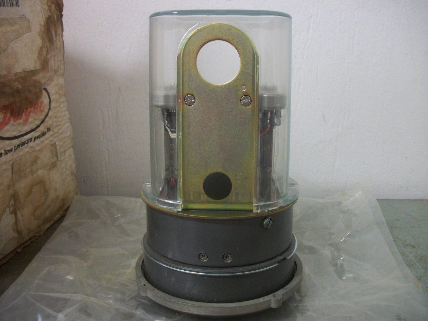 DWYER PHOTOHELIC PRESSURE SWITCH/GAGE 3002 120VOLT 5WATT 25PSIG 0-2" WATER NIB