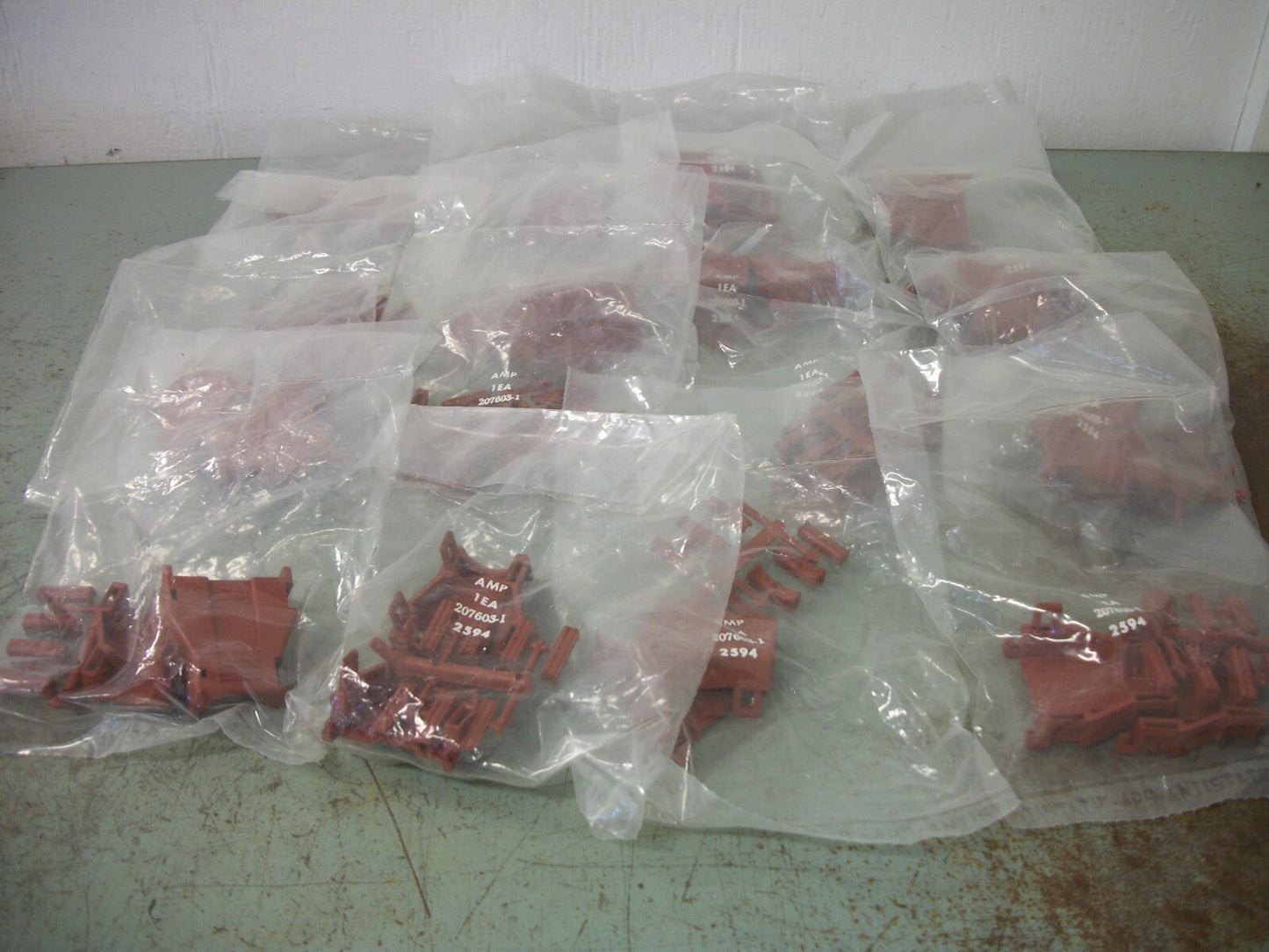 AMP LOT OF 16 METRIMATE TE CONNECTIVITY STRAIN RELIEF 18 POSITION 207603-1 NEW