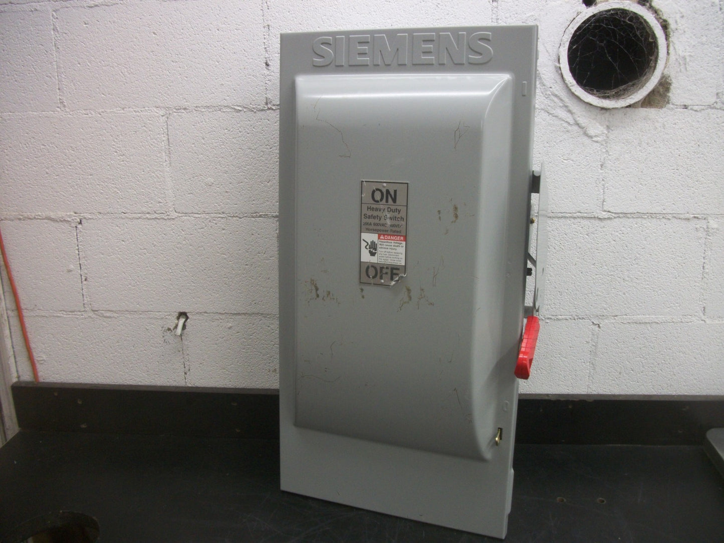 SIEMENS DISCONNECT TYPE 1 HF364N 200AMP 600VOLT 3POLE FUSIBLE