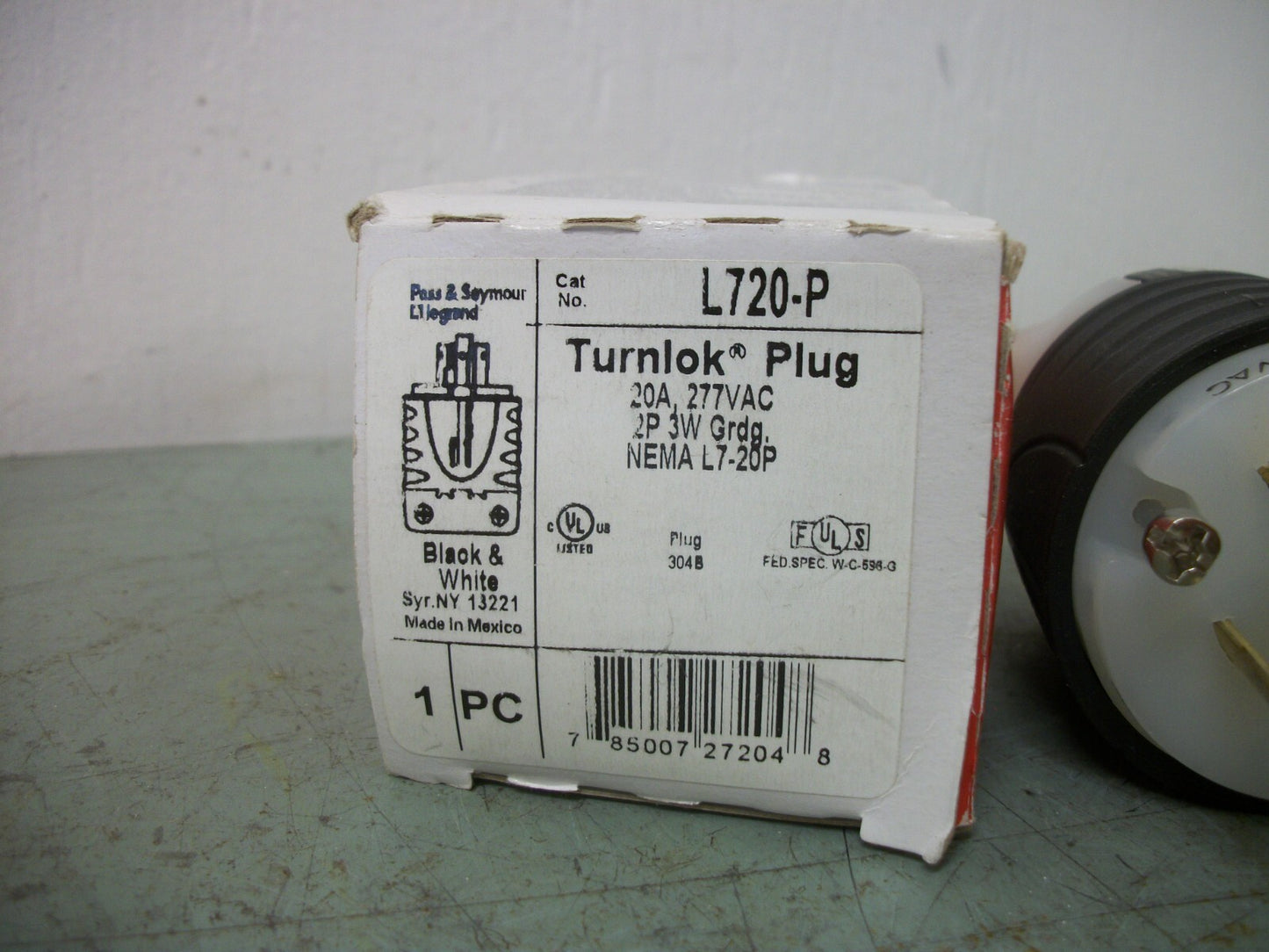 PASS & SEYMOUR TURNLOK PLUG L720-P 20AMP 277VOLT 2P 3W+G NIB