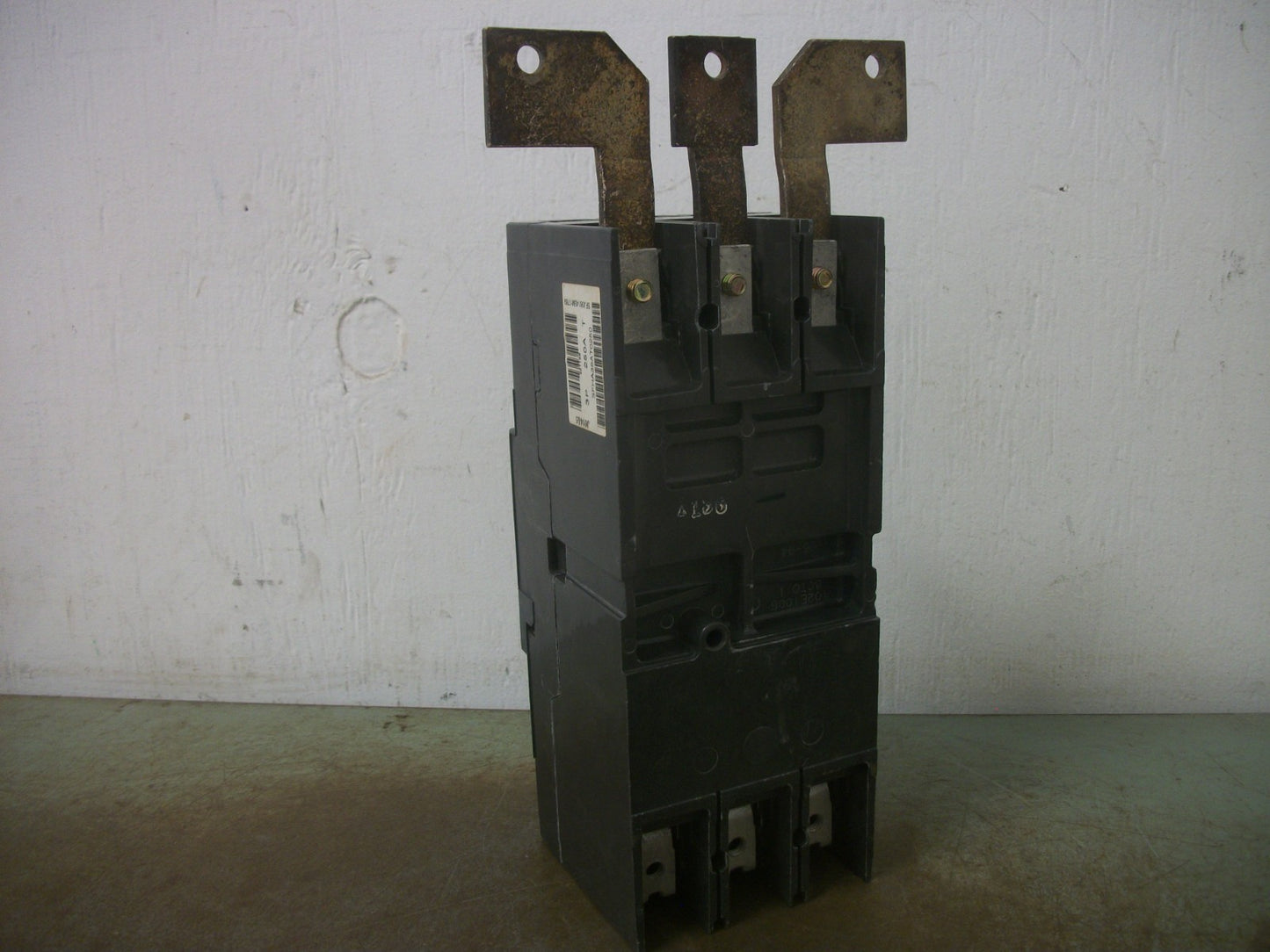 GE SPECTRA SFHA CIRCUIT BREAKER SFHA36AT0250 250AMP 600VOLT 3POLE W/225A TRIP HW