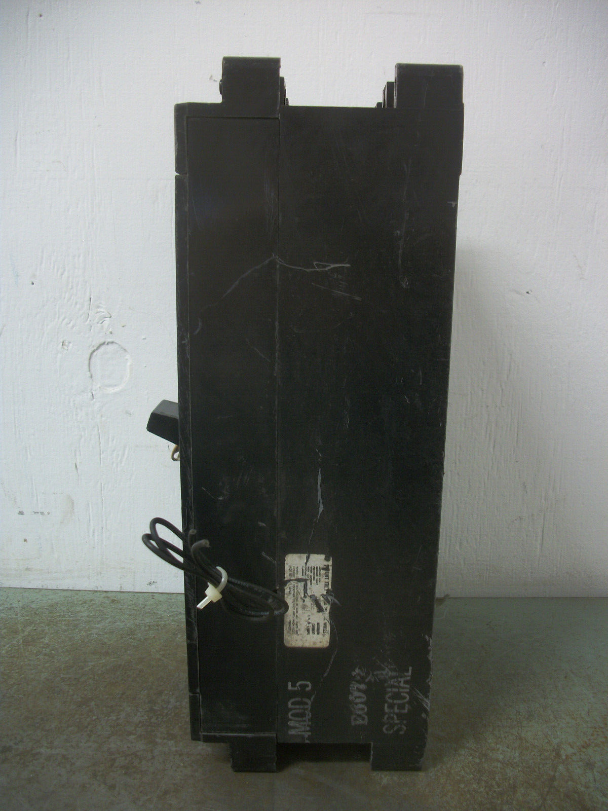 GE TKM3F CIRCUIT BREAKER TKM3F1000 1000AMP 600VOLT 3POLE W/1000A TRIP SHUNT+AUX