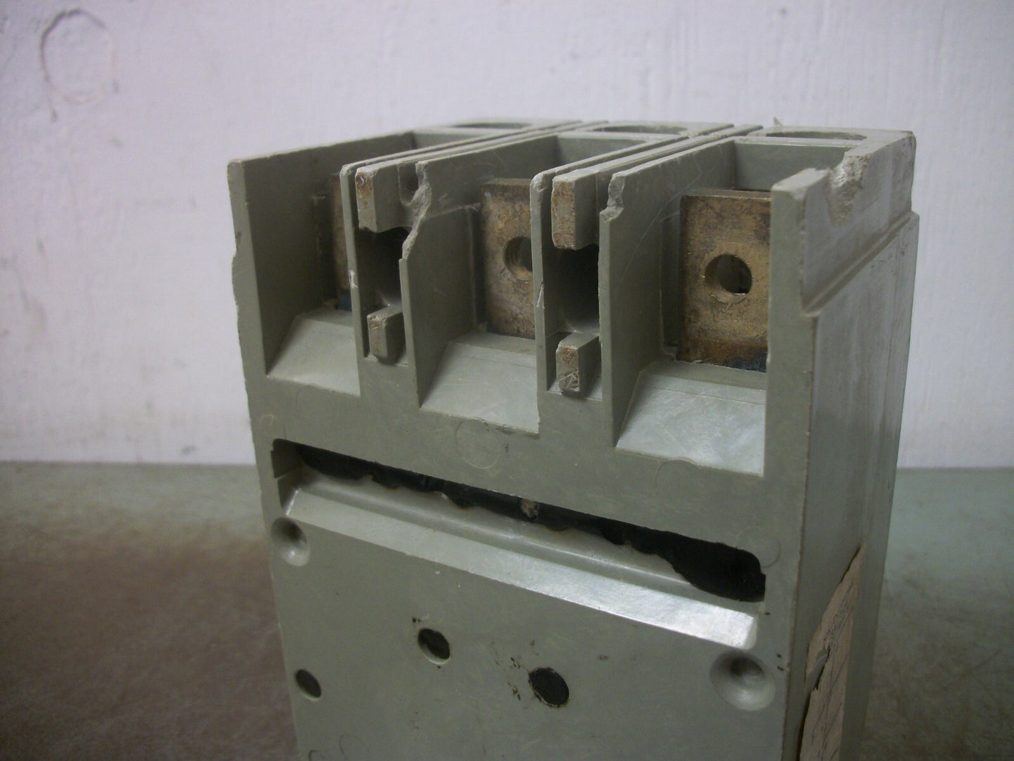 FEDERAL PACIFIC HEJ CIRCUIT BREAKER HEJ233125 125AMP 240VOLT 3POLE CHIPPED