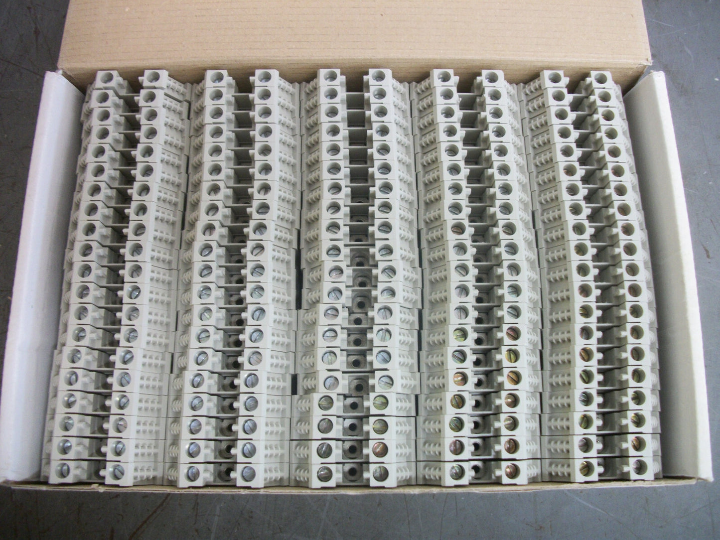 TELEMECANIQUE BOX OF 100 6mm2 SCREW CLAMP BLOCKS AB1VV635U NIB