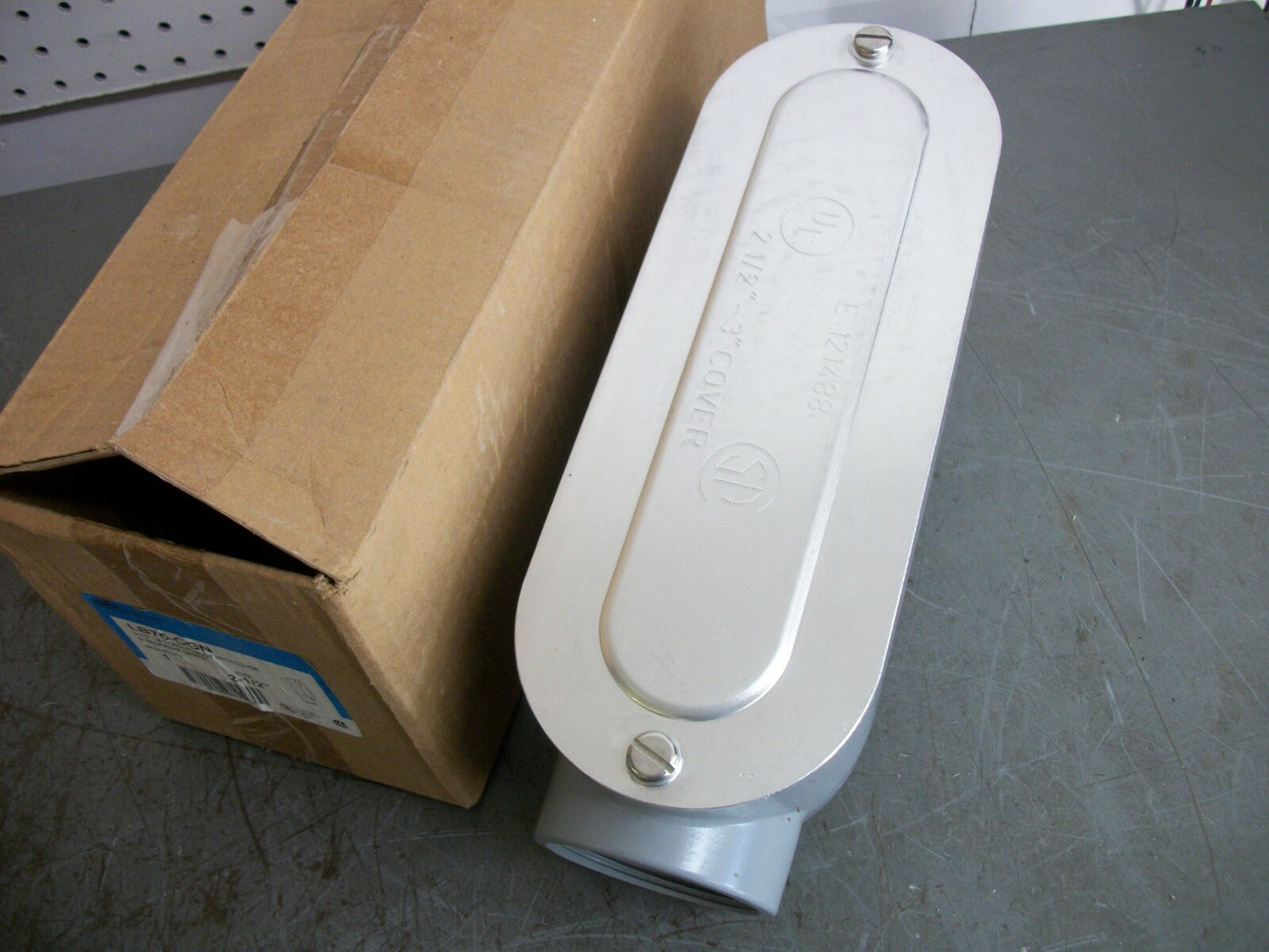 CROUSE-HINDS COOPER 2-1/2" LB CONDUIT BODY W/COVER LB75-CGN NIB