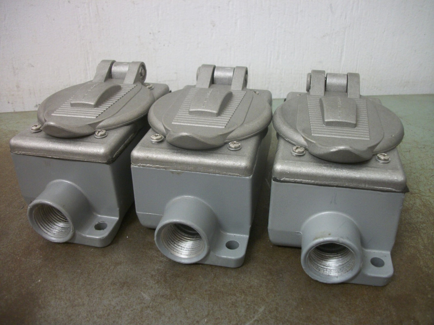 HUBBELL KILLARK LOT OF 3 WEATHERPROOF TWIST-LOCK RECEPTACLE ENCLOSURES FSC-2