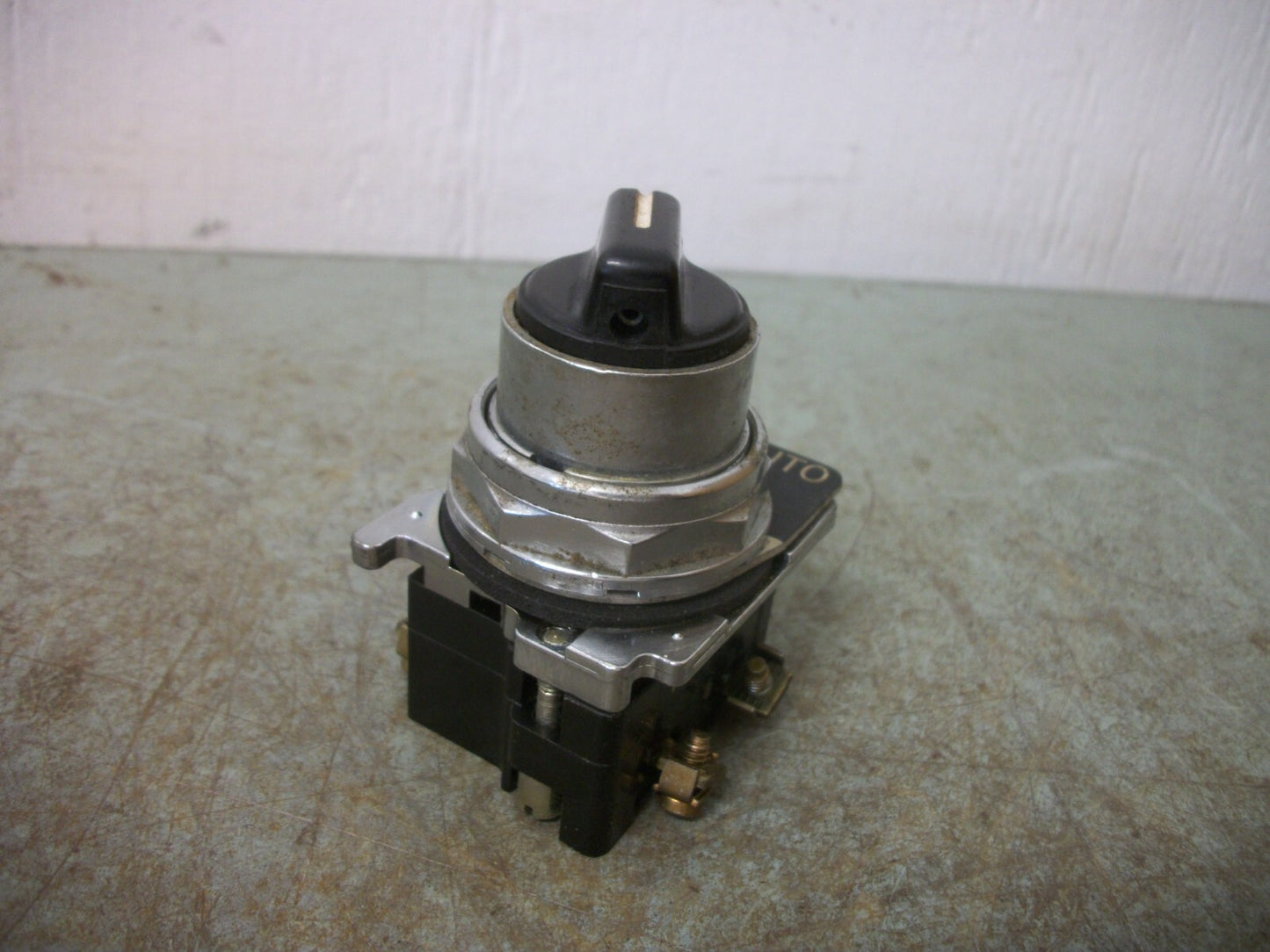 CUTLER-HAMMER 2-POSITION MAINTAINED SELECTOR SWITCH 10250T 600VOLT