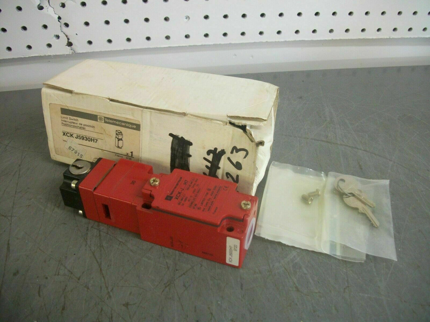 TELEMECANIQUE KEY OPERATED LIMIT SWITCH XCK-J5930H7 NIB