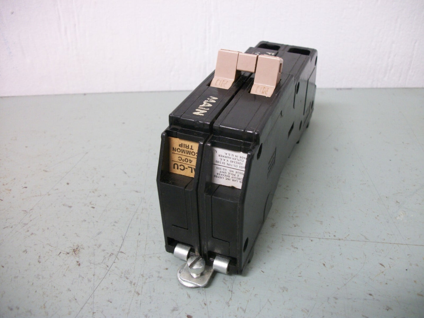 CUTLER-HAMMER CH CIRCUIT BREAKER CH2100 100AMP 240VOLT 2POLE CHIPPED