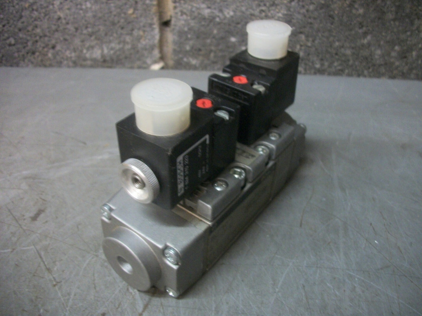 BOSCH SOLENOID CONTROL VALVE 0 820 028 026 24VCOIL NOB