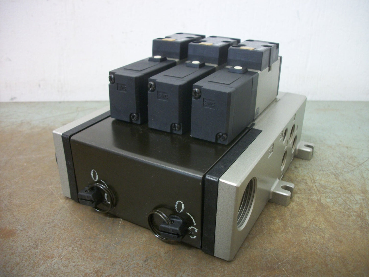 SMC BLOCK OF 3 SOLENOID VALVES VFS2100-1FZ 120VCOIL 0.1-1MPa NOB