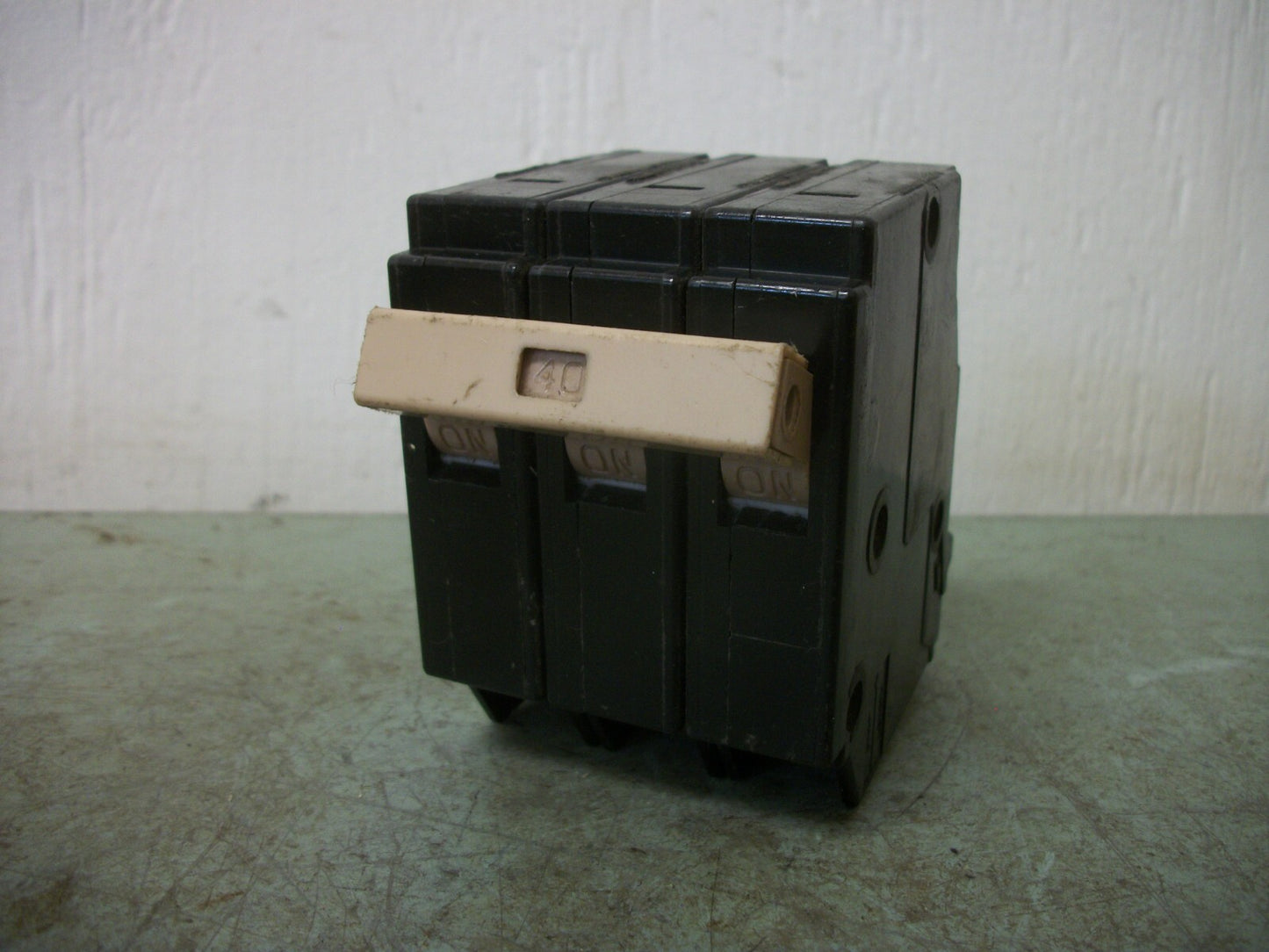 CUTLER-HAMMER CH CIRCUIT BREAKER CH340 40AMP 240VOLT 3POLE NOB