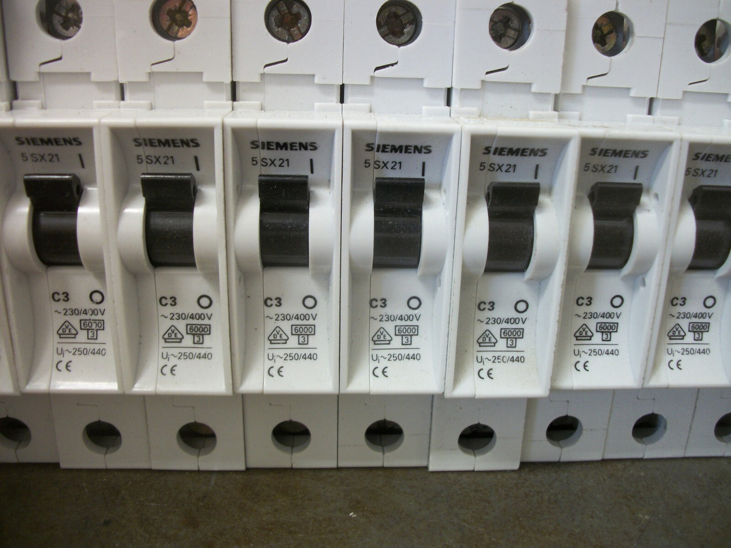 SIEMENS LOT OF 12 MINI CIRCUIT BREAKERS 5SX21C3 3AMP 230/400VOLT 1POLE