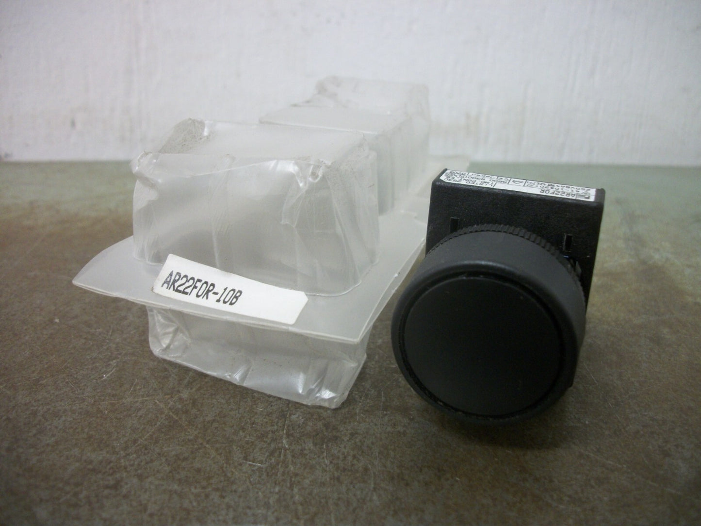 FUJI BLACK MOMENTARY PUSHBUTTON AR22FOR-10B 250VOLT NEW