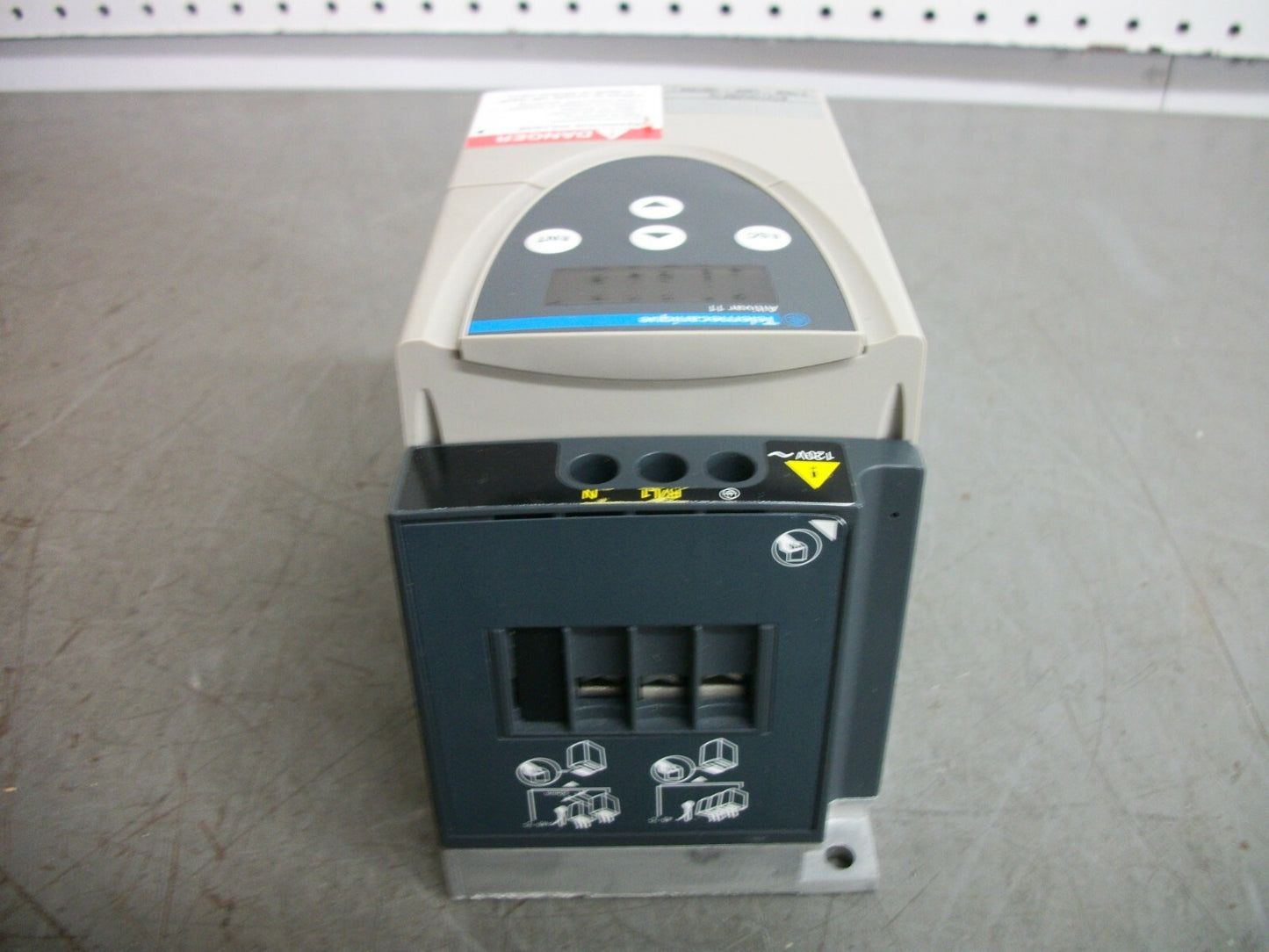 TELEMECANIQUE ALTIVAR 11 1/4HP INVERTER DRIVE ATV11HU05F1U 230VOLT 3PH 1.6AMP