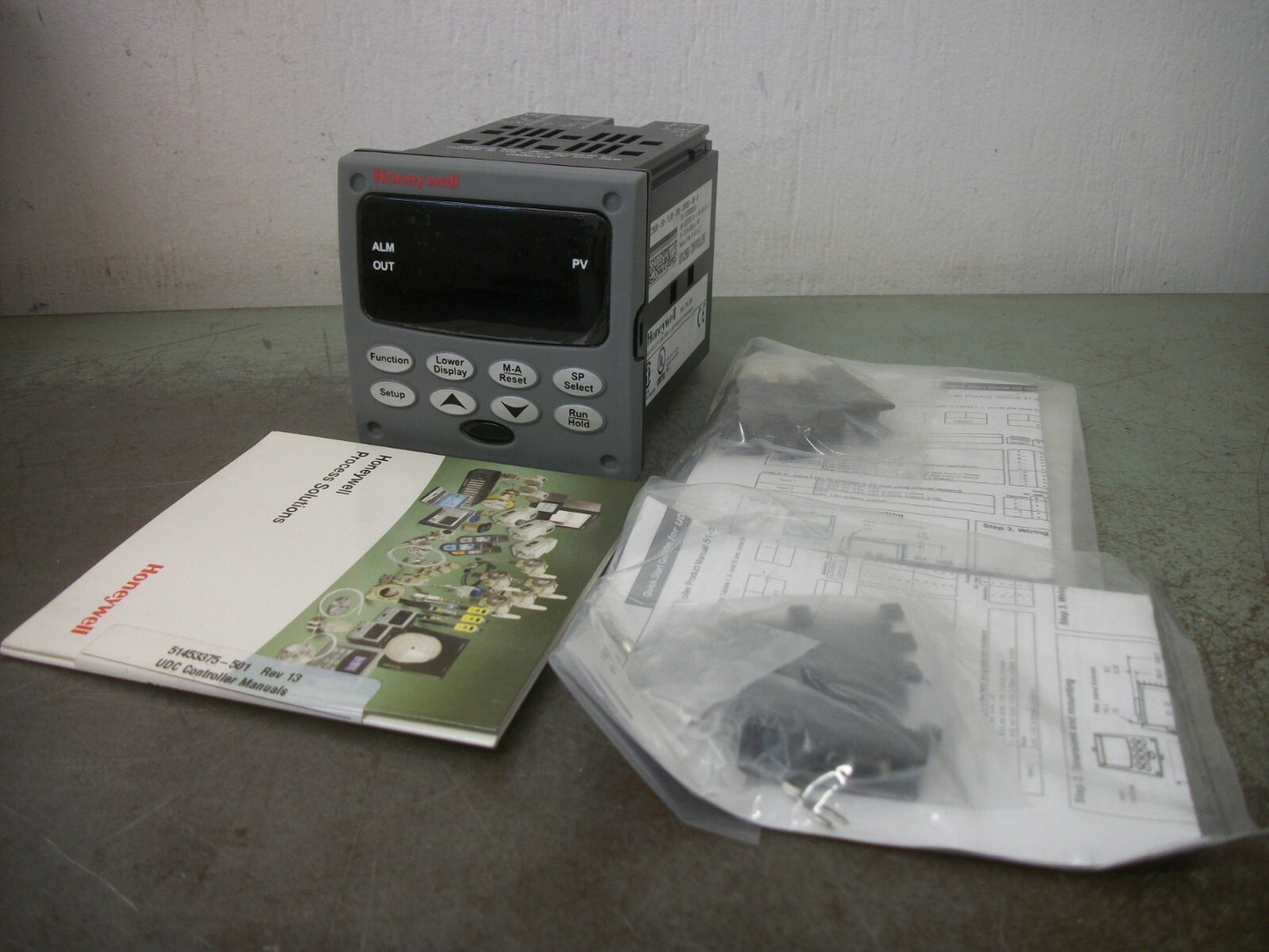 HONEYWELL UDC2500 TEMPERATURE CONTROLLER DC2500-E0-1L00-200-00000-00-0 NOB