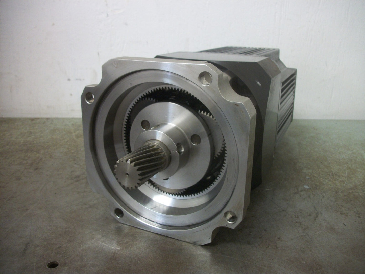 OMRON AC SERVO MOTOR R88M-W90010H-S2 200VOLT 900W 8.62N-M 7.6A 1000RPM