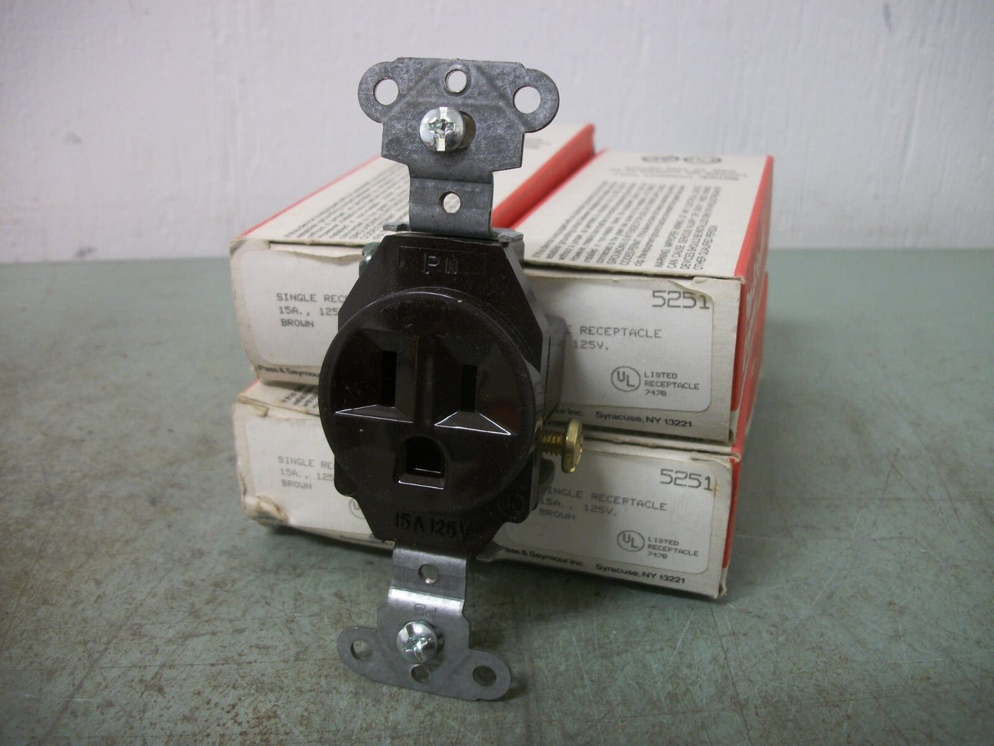 PASS & SEYMOUR LOT OF 4 BROWN SINGLE RECEPTACLES 5251 15AMP 125VOLT NIB