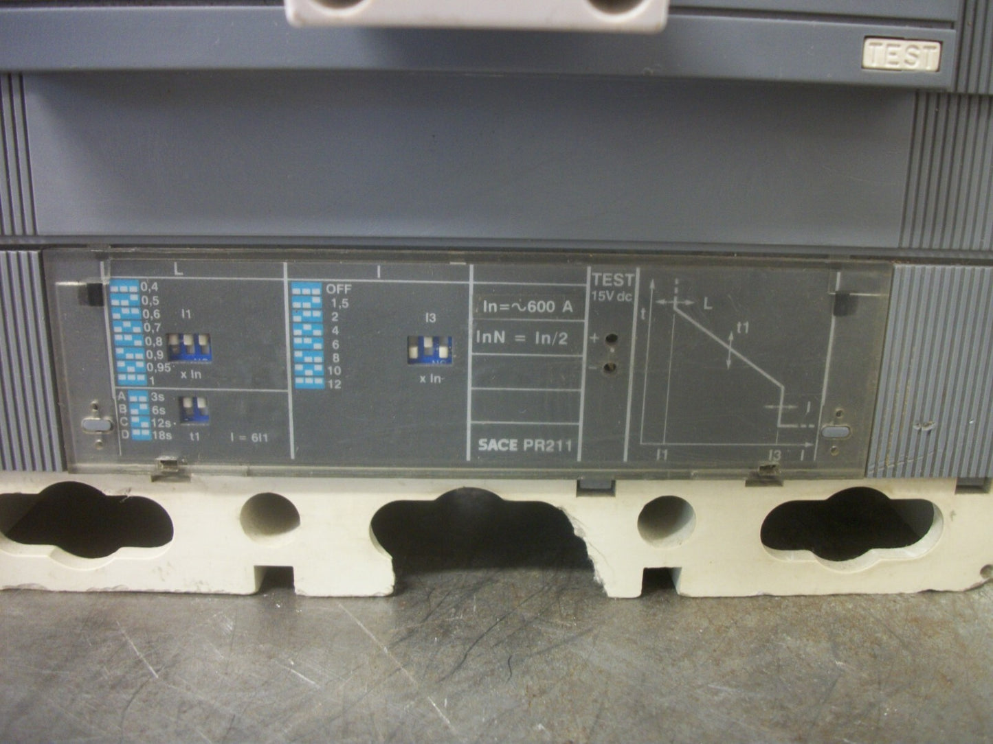 ABB SACE S6 S6N CIRCUIT BREAKER AA00494504 600AMP 600VOLT 3POLE W/SHUNT&AUX