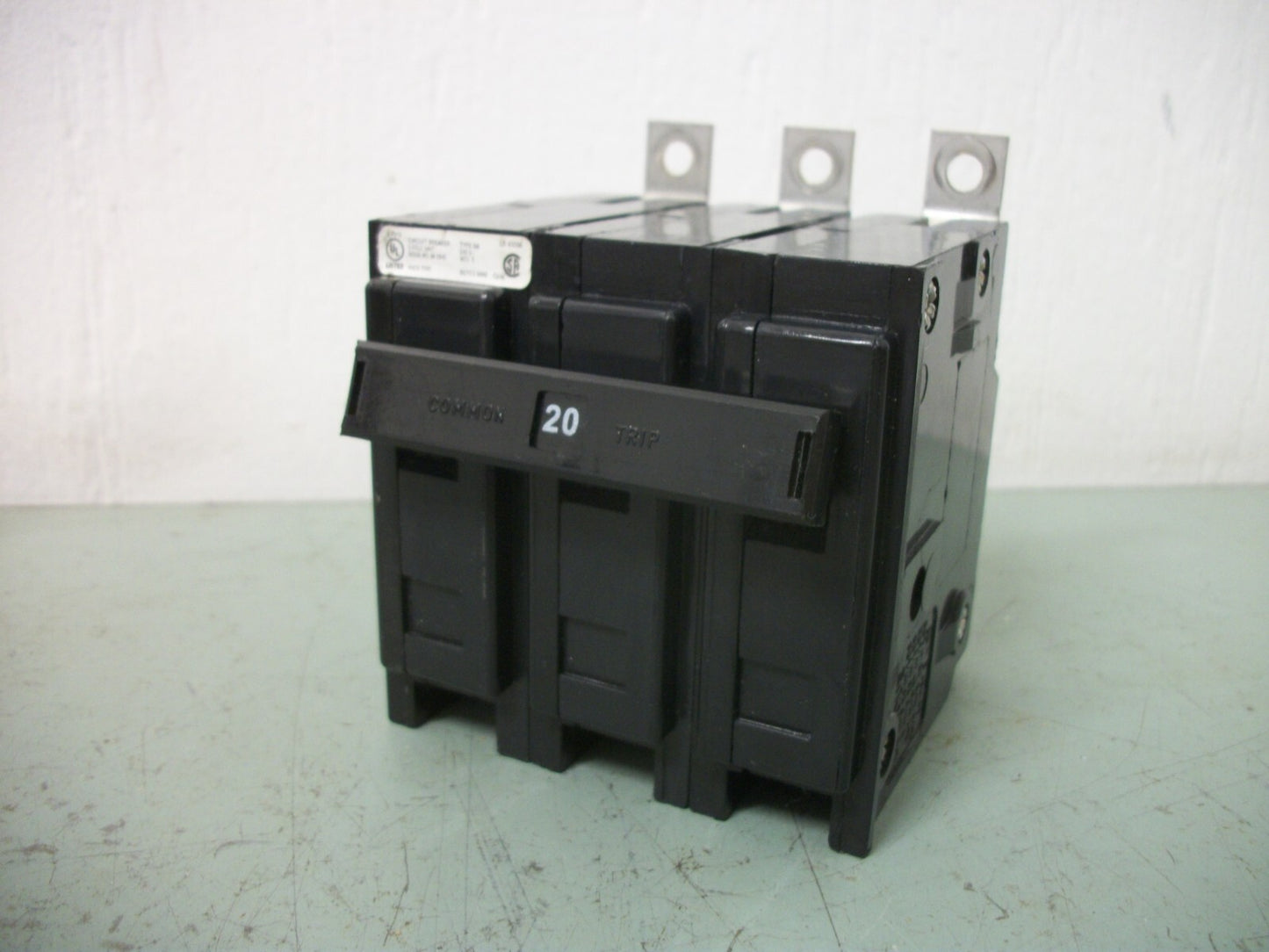 CUTLER-HAMMER BA CIRCUIT BREAKER BAB3020H 20AMP 240VOLT 3POLE NOB