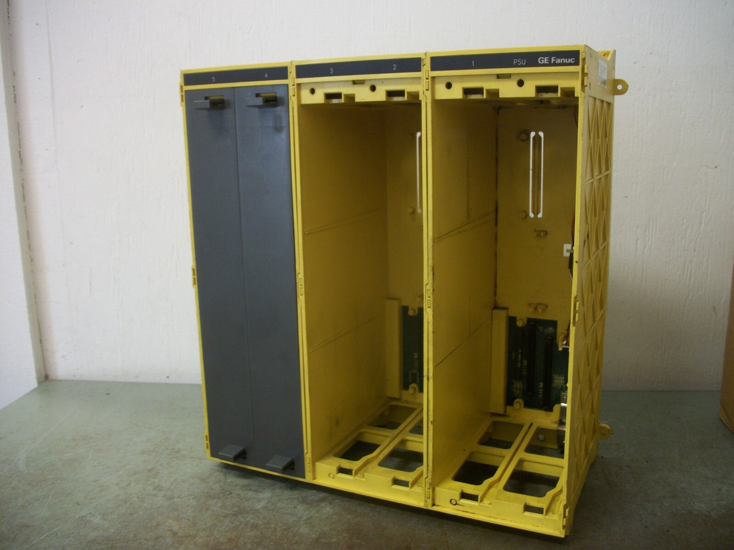 GE FANUC 7-SLOT PLC CHASSIS RACK 15M-MCU05303-001R00