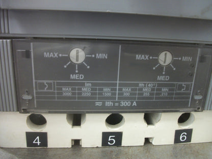 ABB SACE S5 S5N CIRCUIT BREAKER 122135080-001 300AMP 600VOLT 3POLE W/SHUNT&AUX