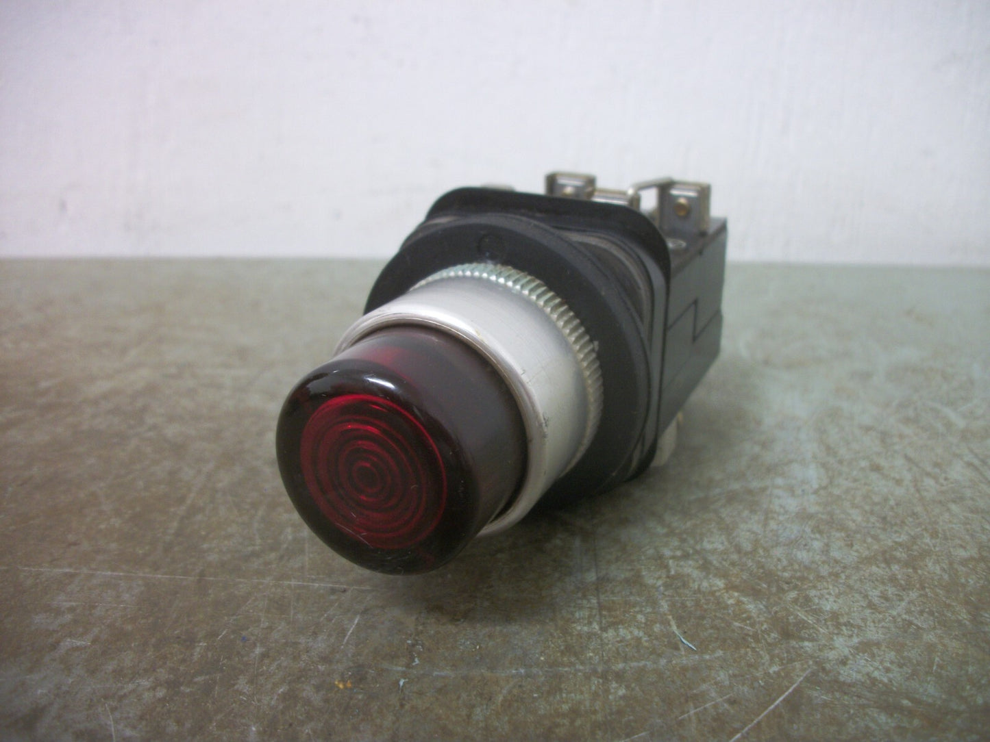 ALLEN-BRADLEY RED ILLUMINATED MOMENTARY PUSHBUTTON 800T-PT16A 120V