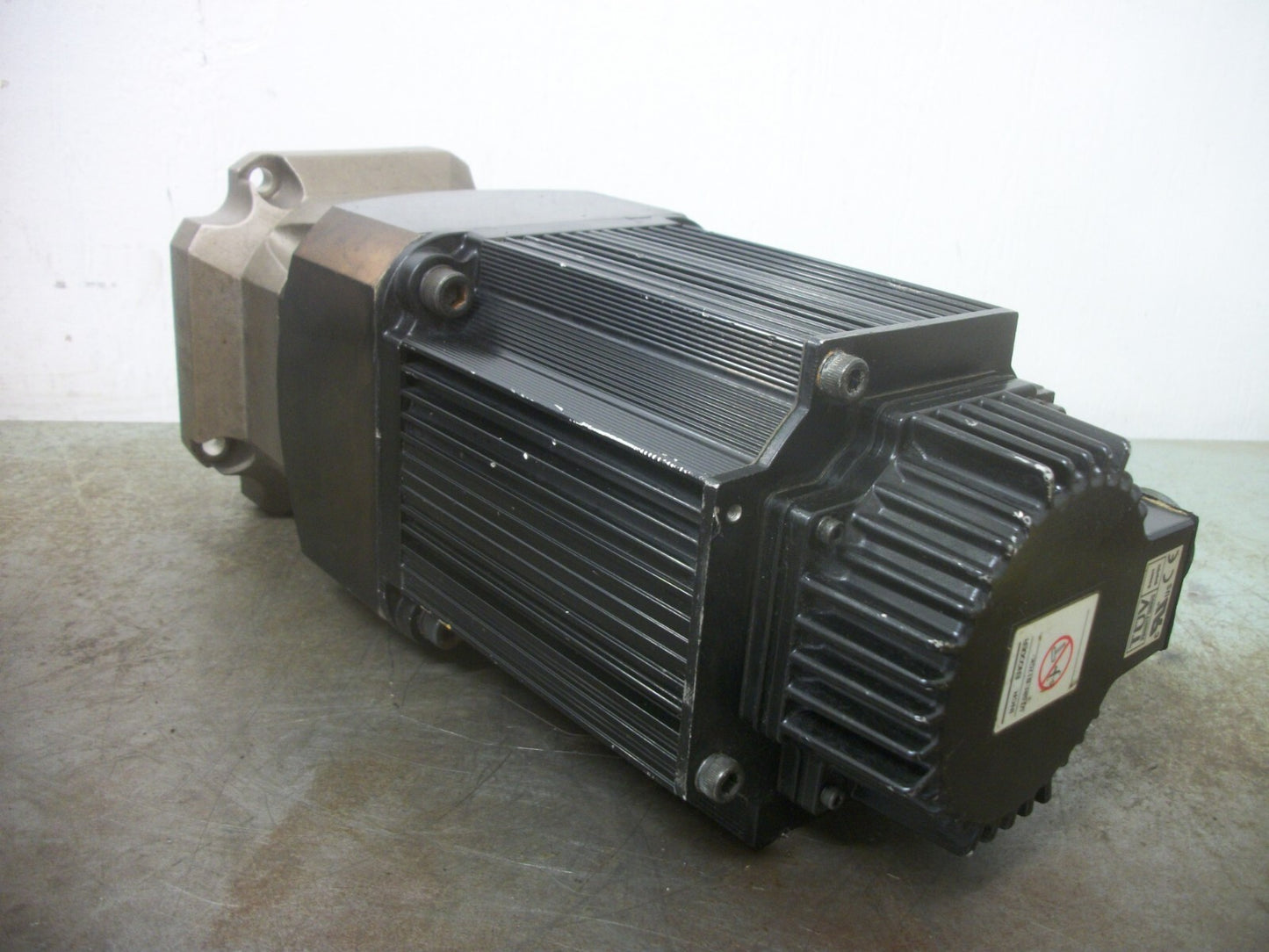 OMRON AC SERVO MOTOR R88M-W90010H-S2 200VOLT 900W 8.62N-M 7.6A 1000RPM