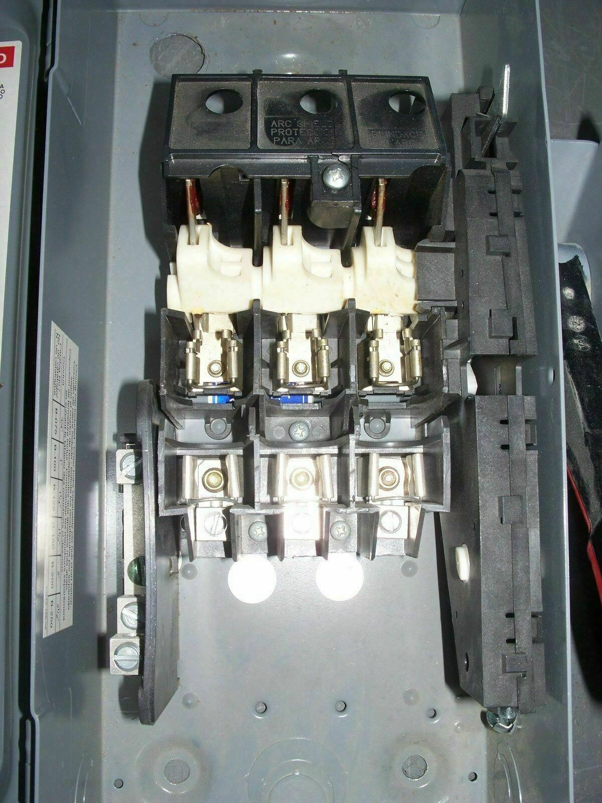 SQUARE D DISCONNECT TYPE 3R H321NRB 30AMP 240VOLT 3POLE FUSIBLE *REFURB*