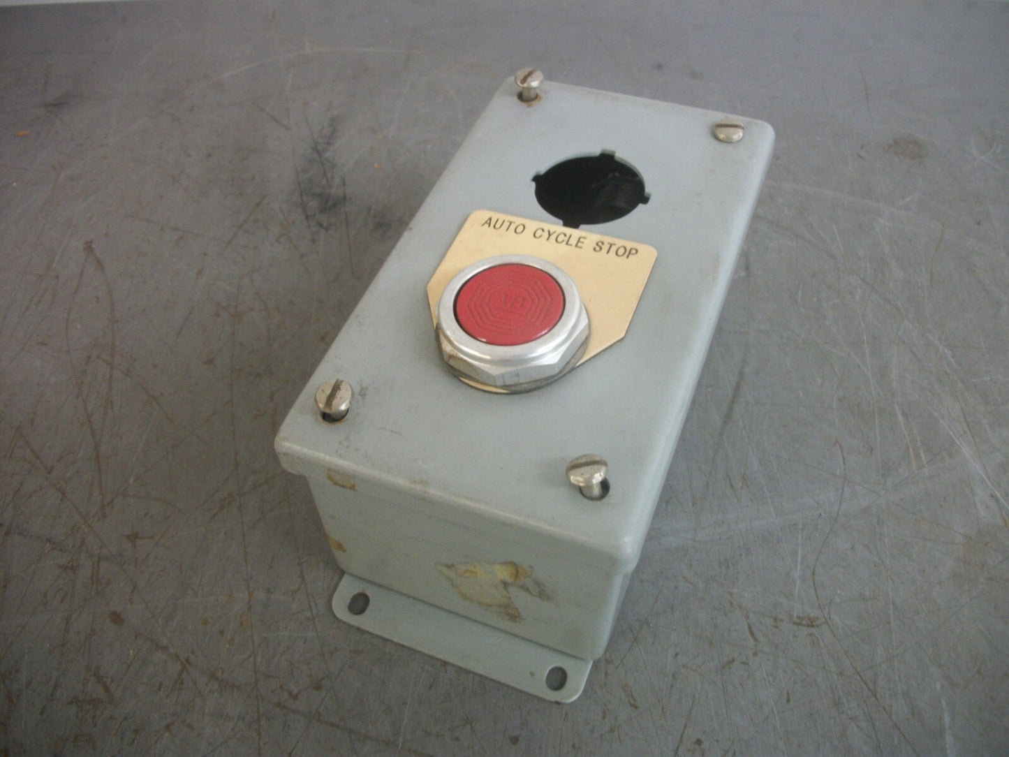 ALLEN-BRADLEY ENCL RED FLUSH MOMENTARY PUSHBUTTON 800T-A