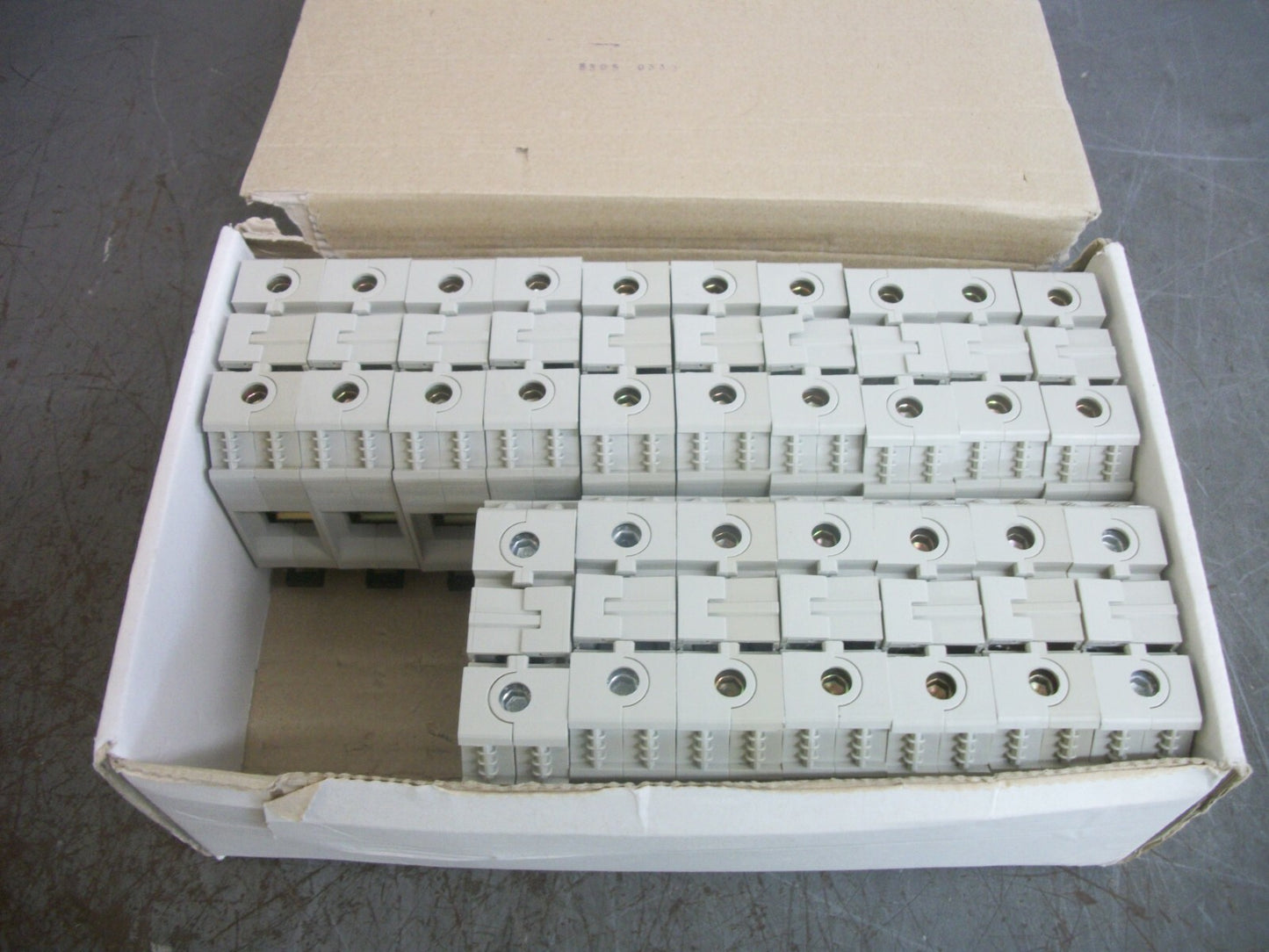 TELEMECANIQUE BOX OF 17 70mm2 SCREW CLAMP TERMINAL BLOCKS AB1VVN7035U NIB