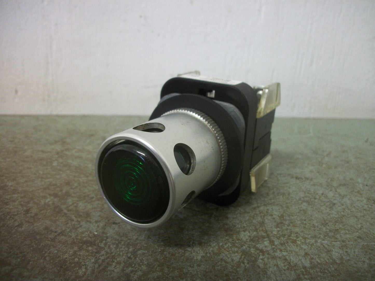 ALLEN-BRADLEY GREEN ILLUM MOMENTARY PUSHBUTTON 800T-QAH24G 24V