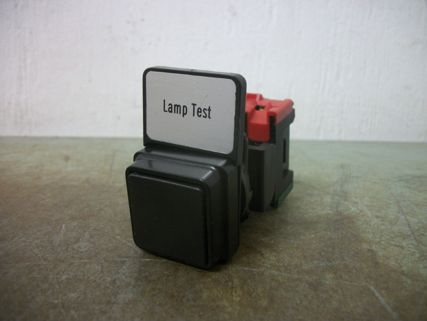 TELEMECANIQUE BLACK SQUARE MOMENTARY PUSHBUTTON DA 11