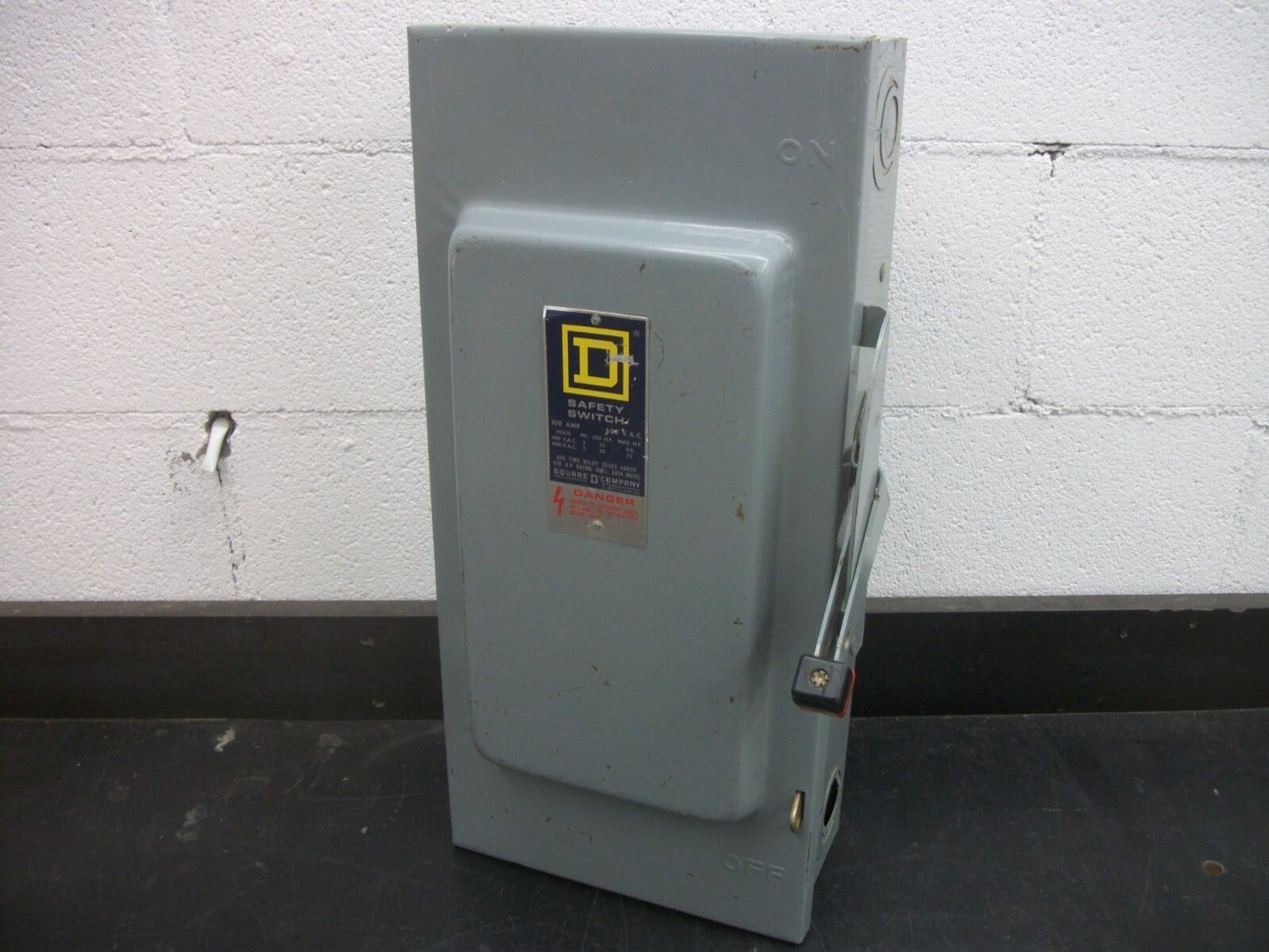 SQUARE D DISCONNECT TYPE 1 H363 100AMP 600VOLT 3POLE FUSIBLE OLD
