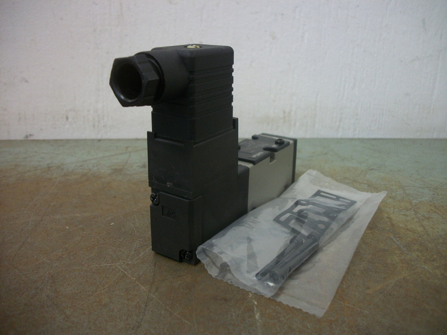 SMC PNEUMATIC SOLENOID VALVE VFS2110-5DZ-X34 0.1-1MPa 21-26VCOIL NOB