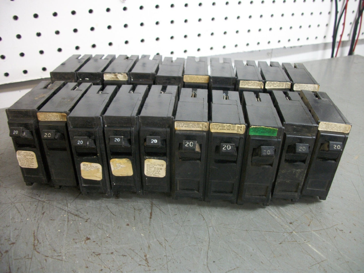 CROUSE-HINDS MURRAY ARROW HART LOT OF 30 MP CIRCUIT BREAKERS MP120 20A 240V 1P