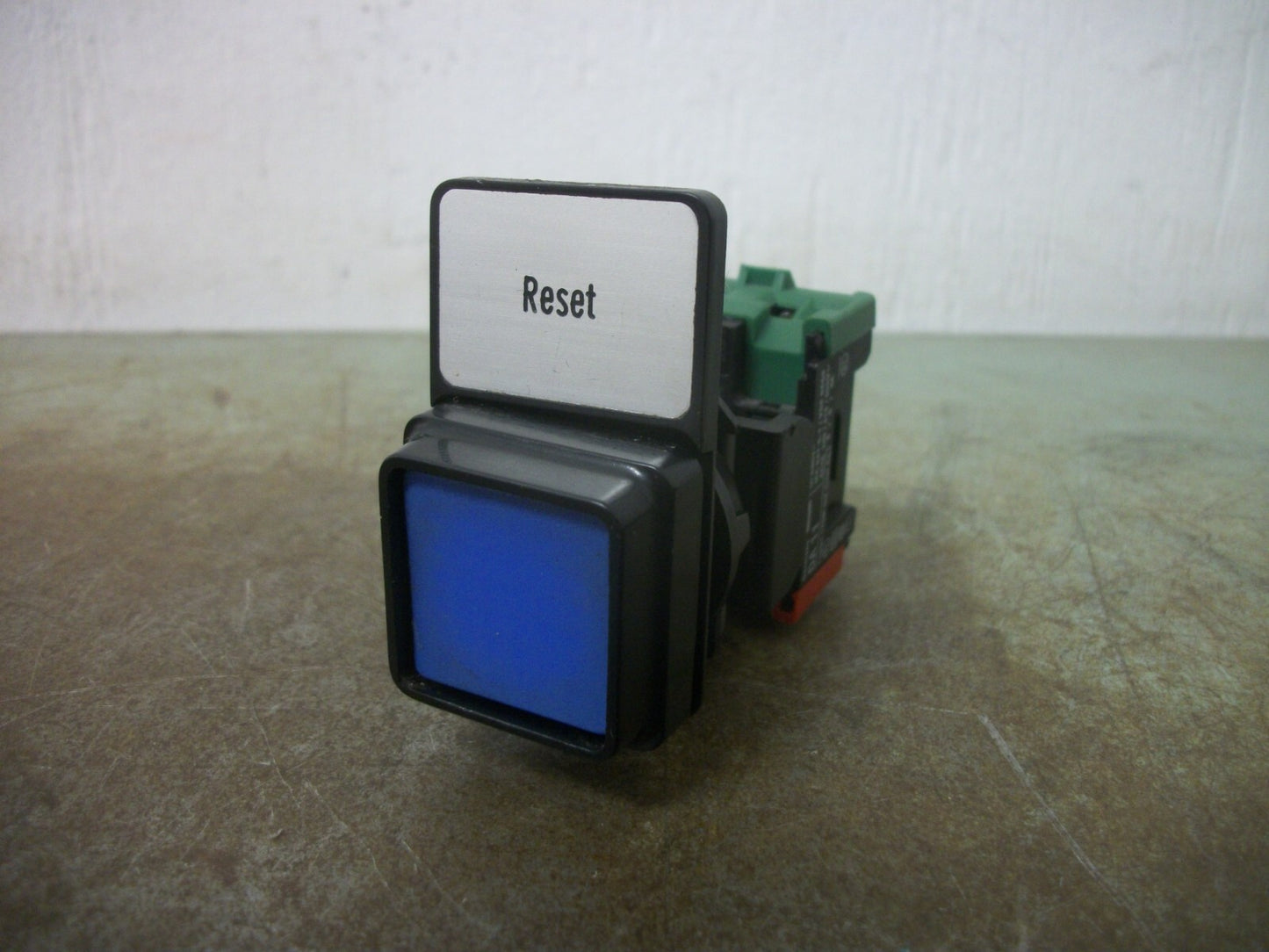 TELEMECANIQUE BLUE SQUARE MOMENTARY PUSHBUTTON DA 11