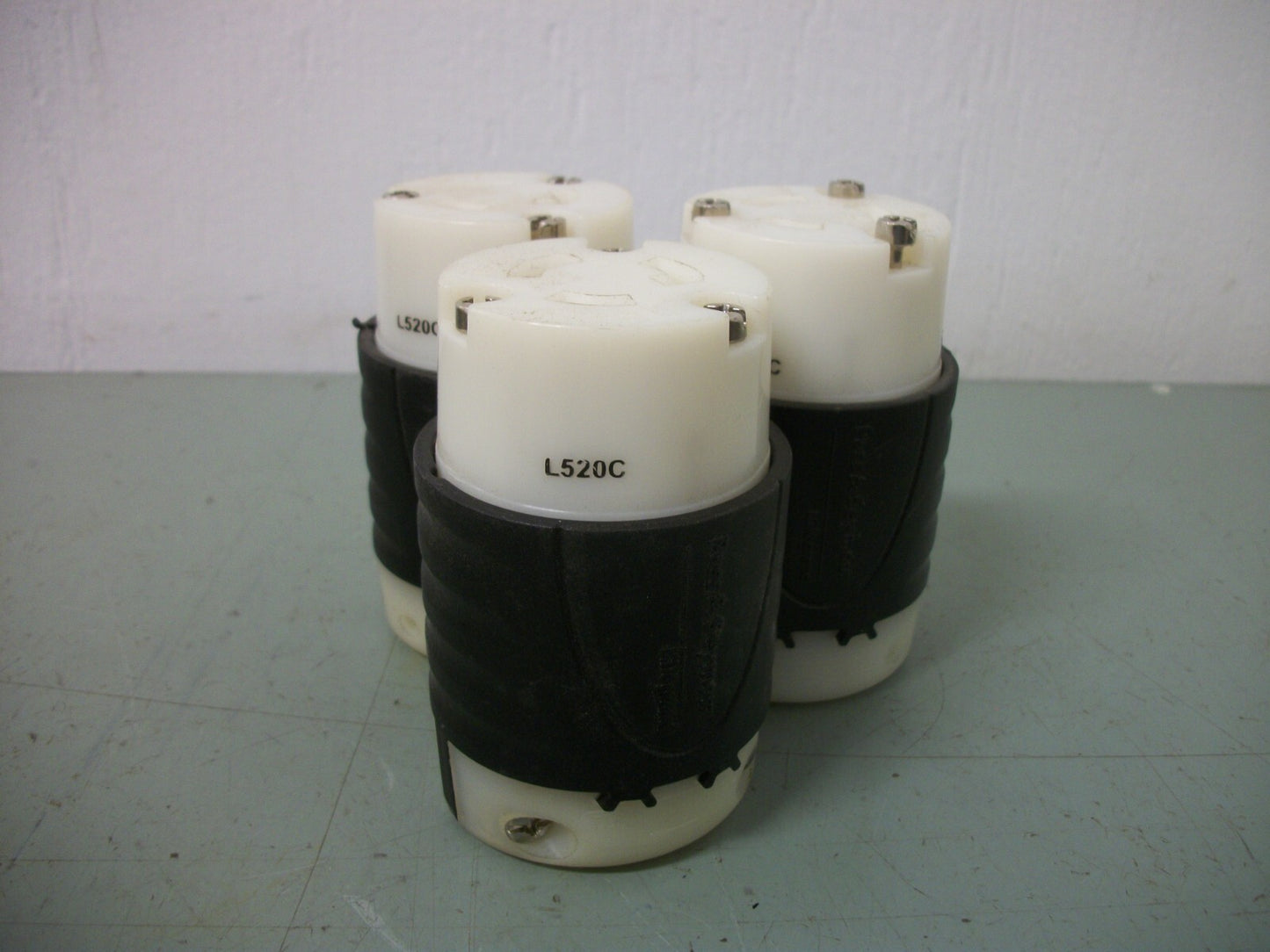 PASS & SEYMOUR LOT OF 3 TURNLOK CONNECTORS L520C 20AMP 125VOLT 2POLE 3W GRND NOB