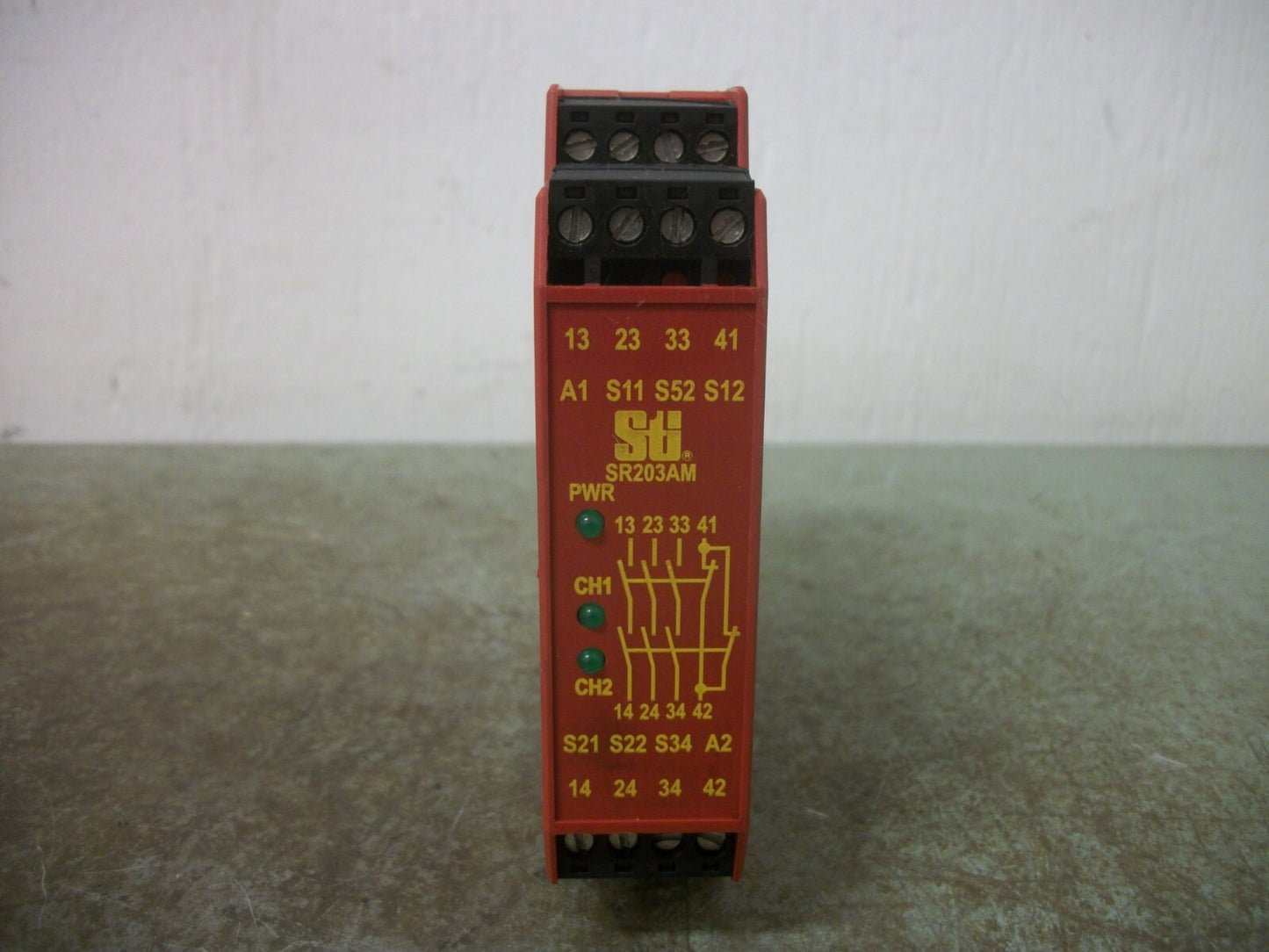 STI SR203AM01 SAFETY RELAY 44510-2031