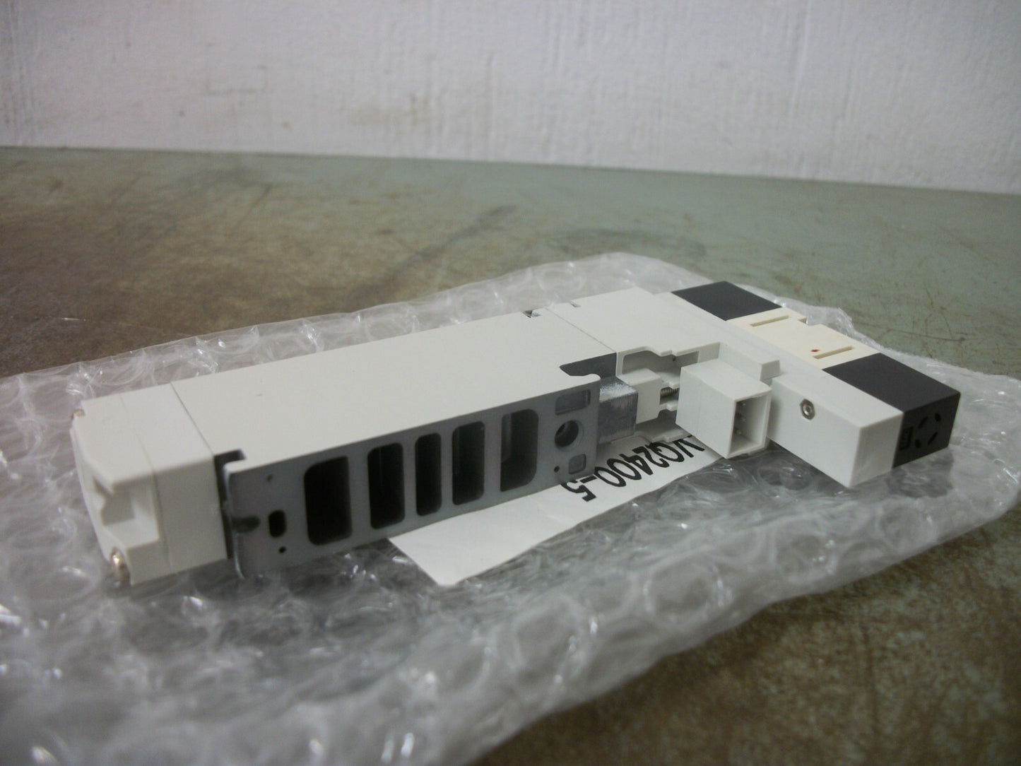 SMC PNEUMATIC SOLENOID VALVE 80-VQ2400-5 0.1-0.7MPa 24VCOIL 1W NEW