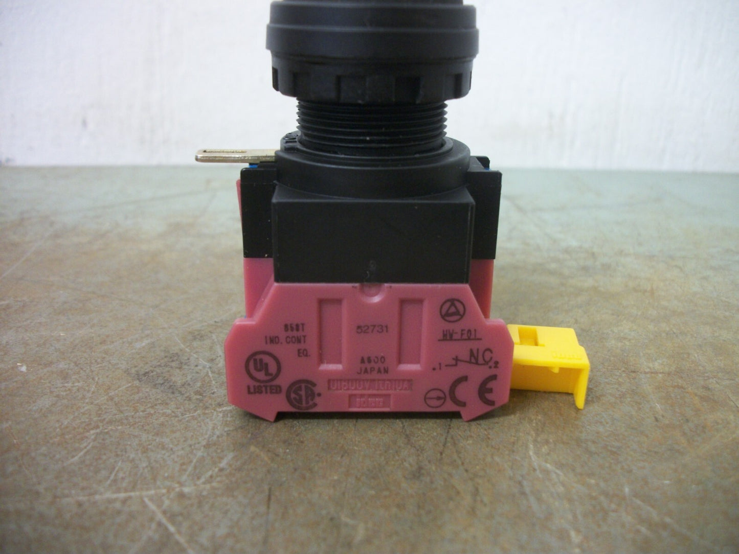 IDEC 2-POSITION MAINTAINED KEY OPERATED SELECTOR SWITCH HW1K-2B11-2H