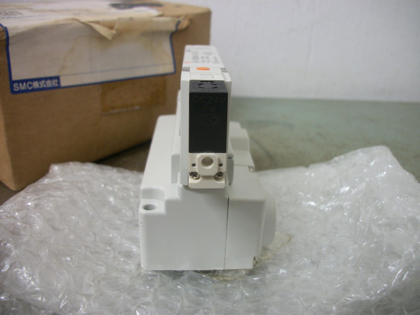 SMC PNEUMATIC SOLENOID VALVE 80-VQ2100R-5E-X23 0.1-0.7MPa 24VCOIL 1W NIB